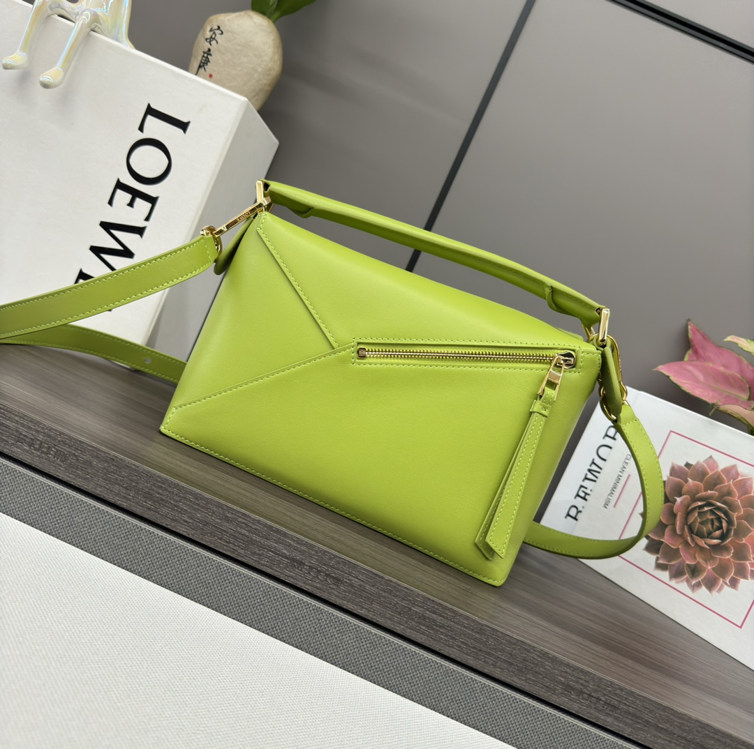 Bagsaaa L0ew* Small Puzzle bag in classic calfskin meadow green - 24X16.5X10.5 cm