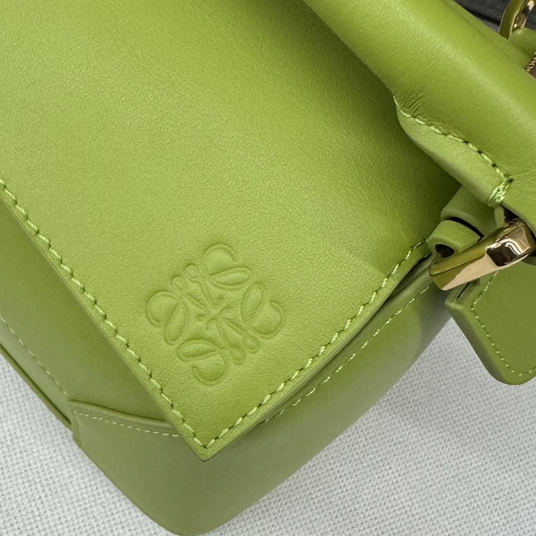 Bagsaaa L0ew* Small Puzzle bag in classic calfskin meadow green - 24X16.5X10.5 cm