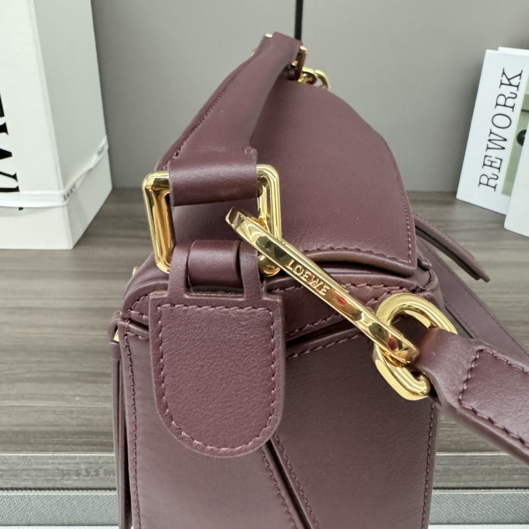 Bagsaaa L0ew* Small Puzzle bag in classic calfskin burgundy - 24X16.5X10.5 cm