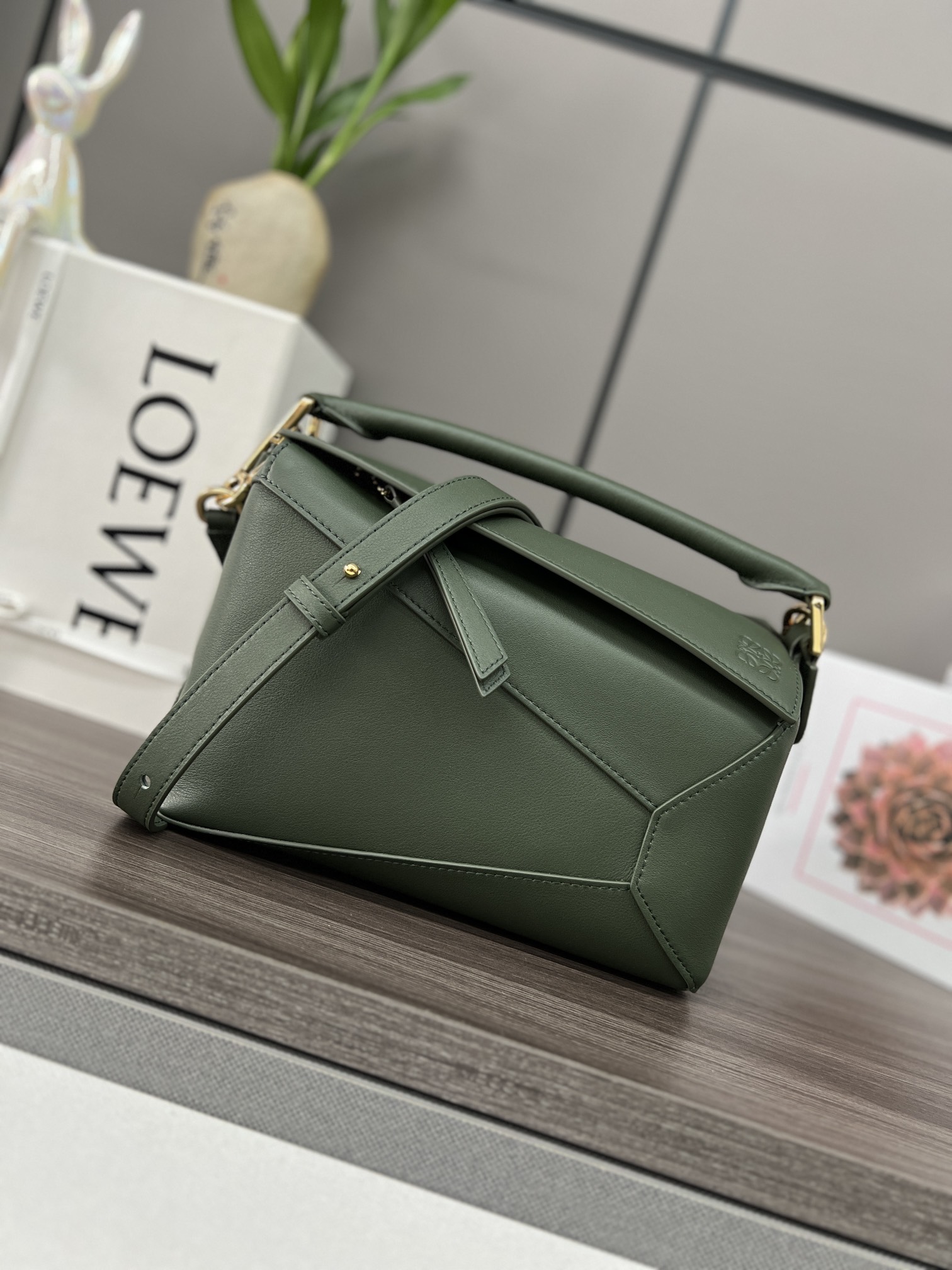 Bagsaaa L0ew* Small Puzzle bag in classic calfskin bottle green - 24X16.5X10.5 cm