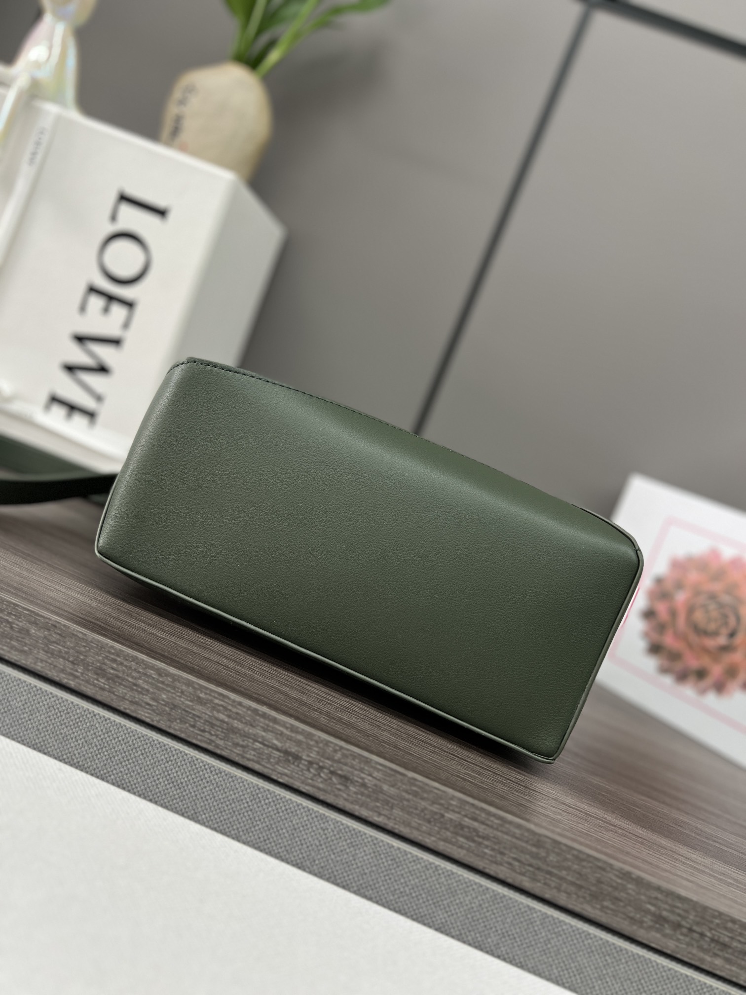 Bagsaaa L0ew* Small Puzzle bag in classic calfskin bottle green - 24X16.5X10.5 cm