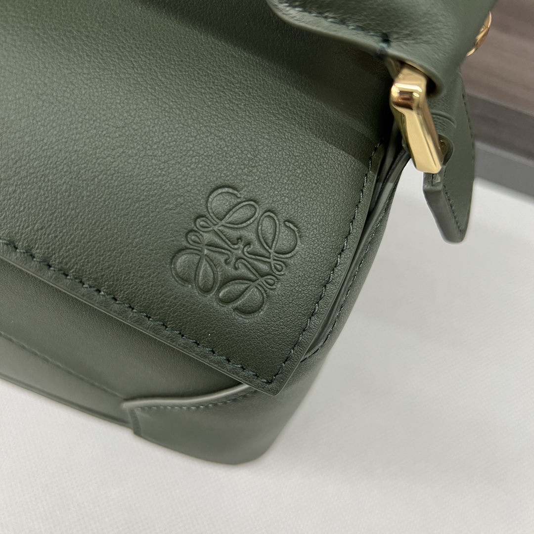 Bagsaaa L0ew* Small Puzzle bag in classic calfskin bottle green - 24X16.5X10.5 cm