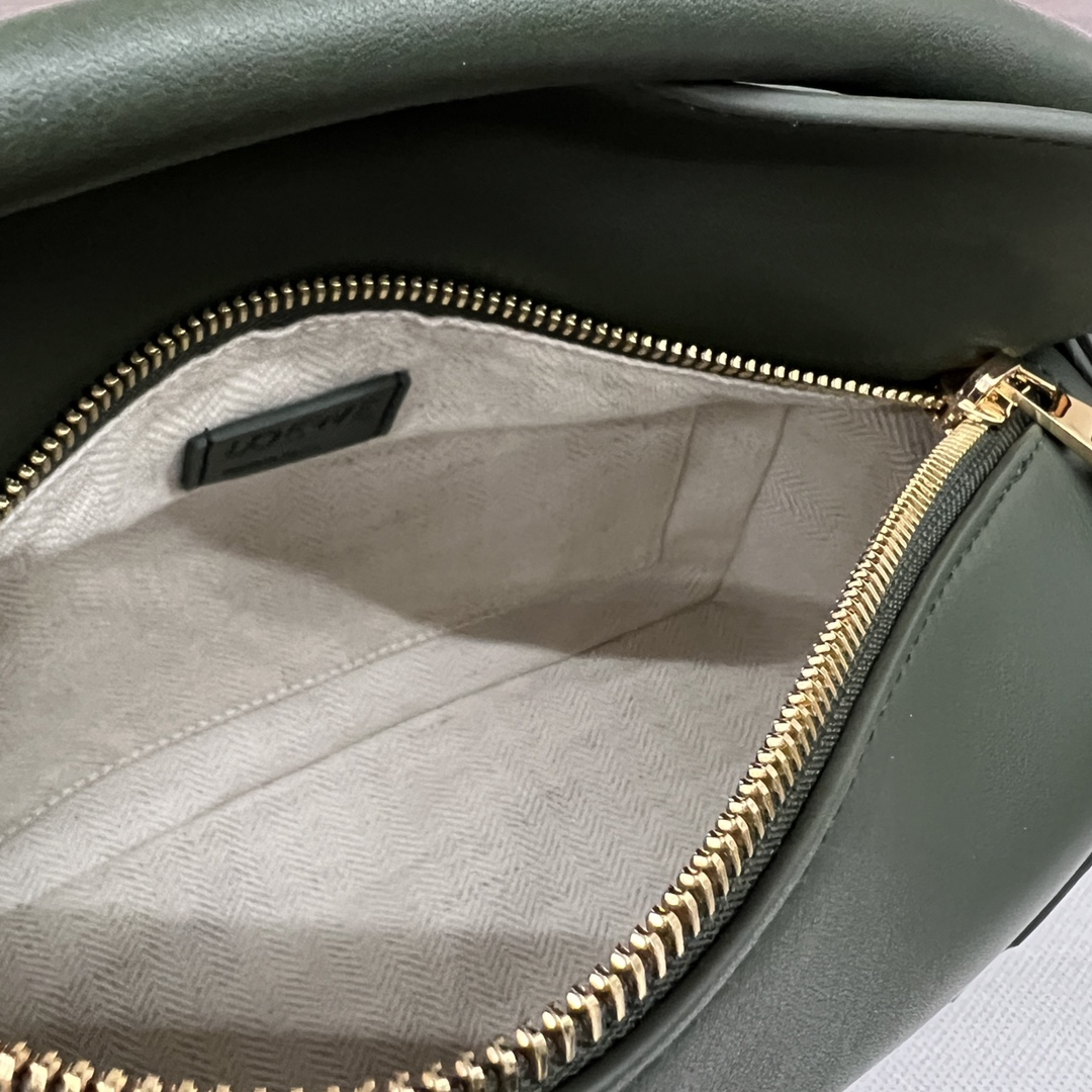 Bagsaaa L0ew* Small Puzzle bag in classic calfskin bottle green - 24X16.5X10.5 cm