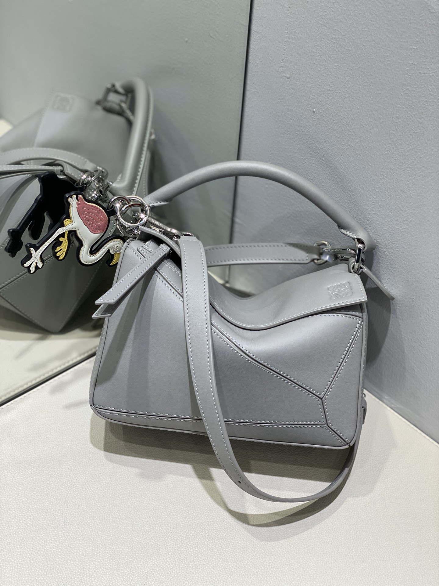 Bagsaaa L0ew* Small Puzzle bag in soft grained calfskin pearl grey - 24X16.5X10.5 cm