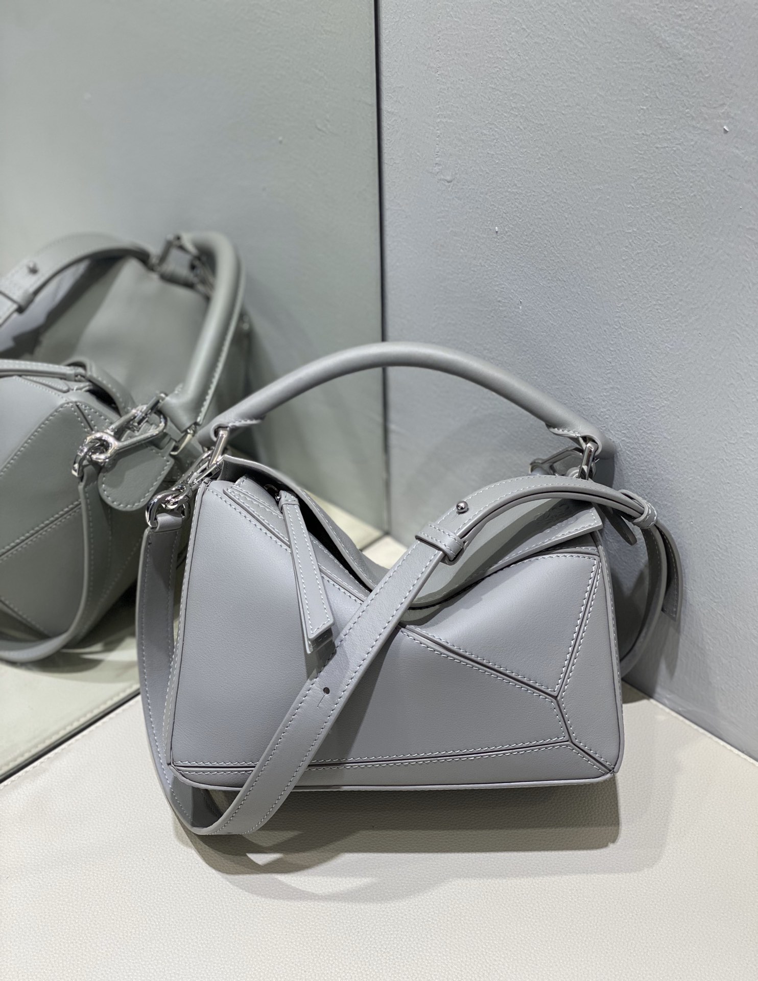 Bagsaaa L0ew* Small Puzzle bag in soft grained calfskin pearl grey - 24X16.5X10.5 cm