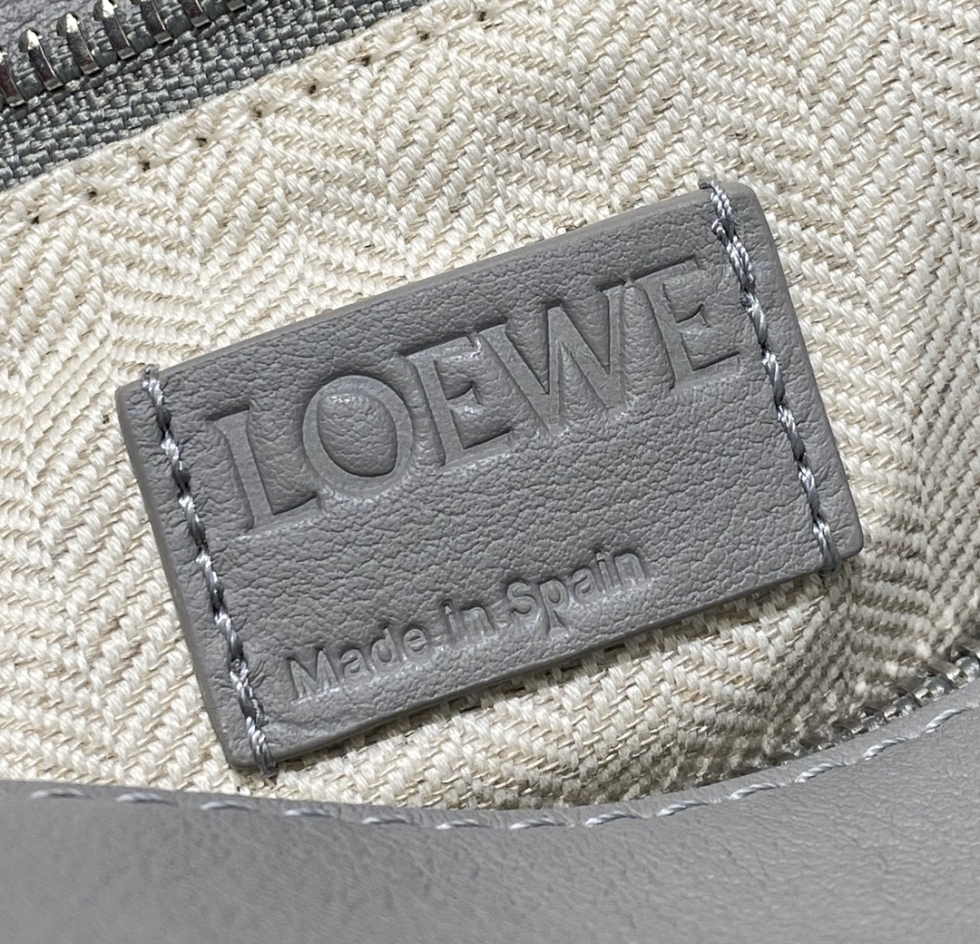 Bagsaaa L0ew* Small Puzzle bag in soft grained calfskin pearl grey - 24X16.5X10.5 cm