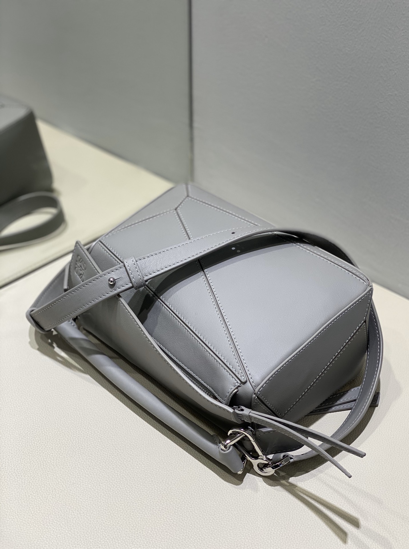 Bagsaaa L0ew* Small Puzzle bag in soft grained calfskin pearl grey - 24X16.5X10.5 cm