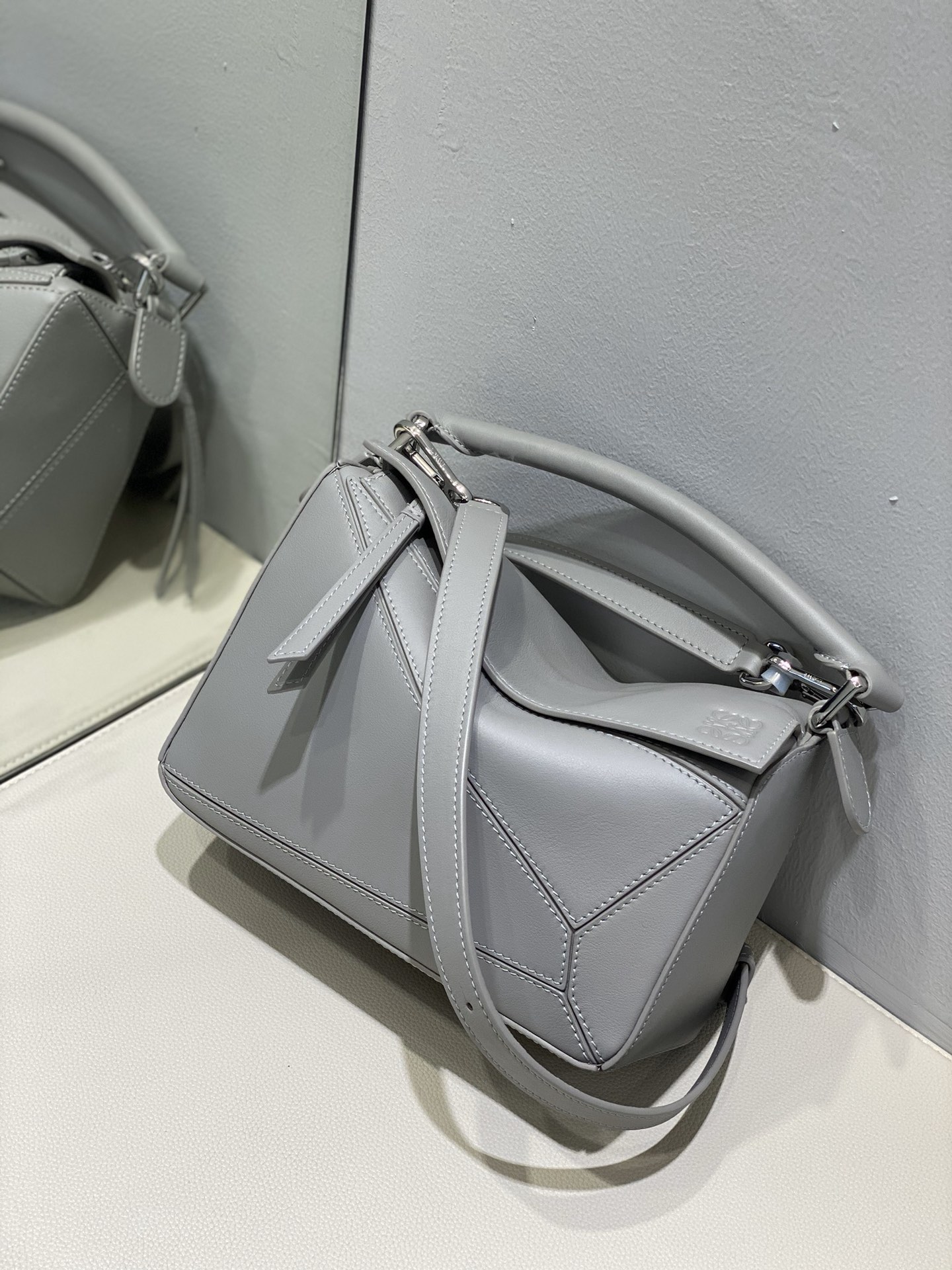 Bagsaaa L0ew* Small Puzzle bag in soft grained calfskin pearl grey - 24X16.5X10.5 cm