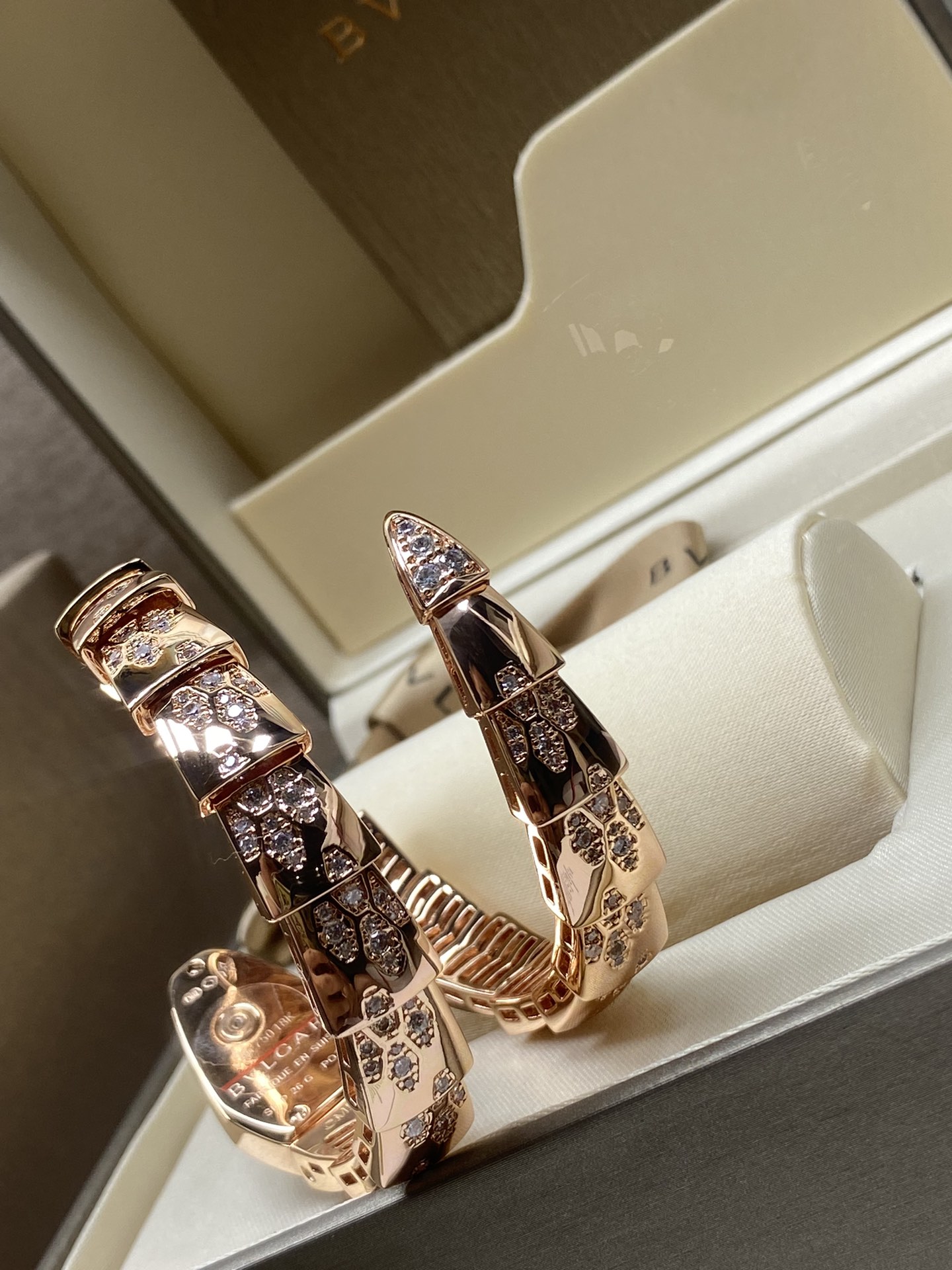 Bagsaaa Bv1g*ai Serpenti Watch Rose gold