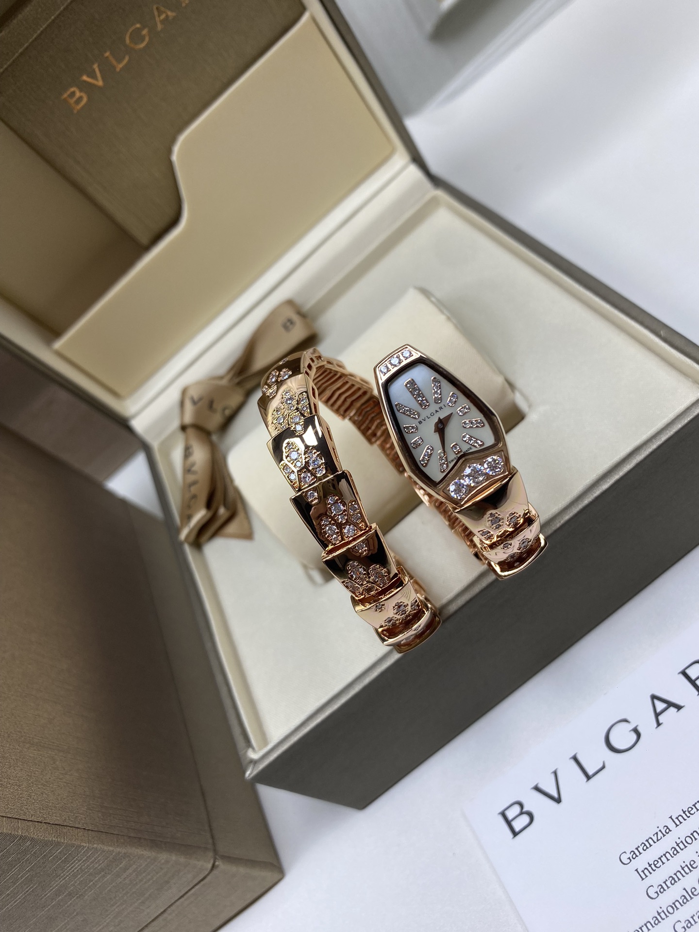 Bagsaaa Bv1g*ai Serpenti Watch Rose gold