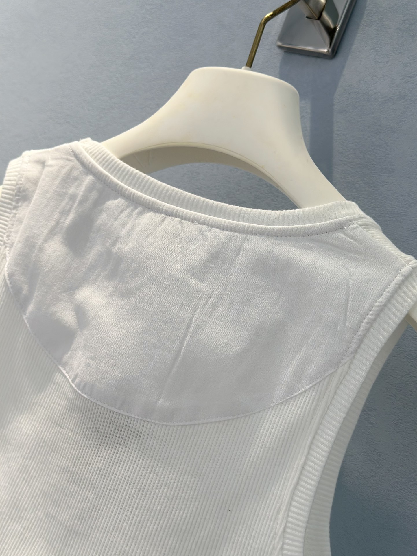 Bagsaaa L0ew* Cropped anagram tank top in cotton white