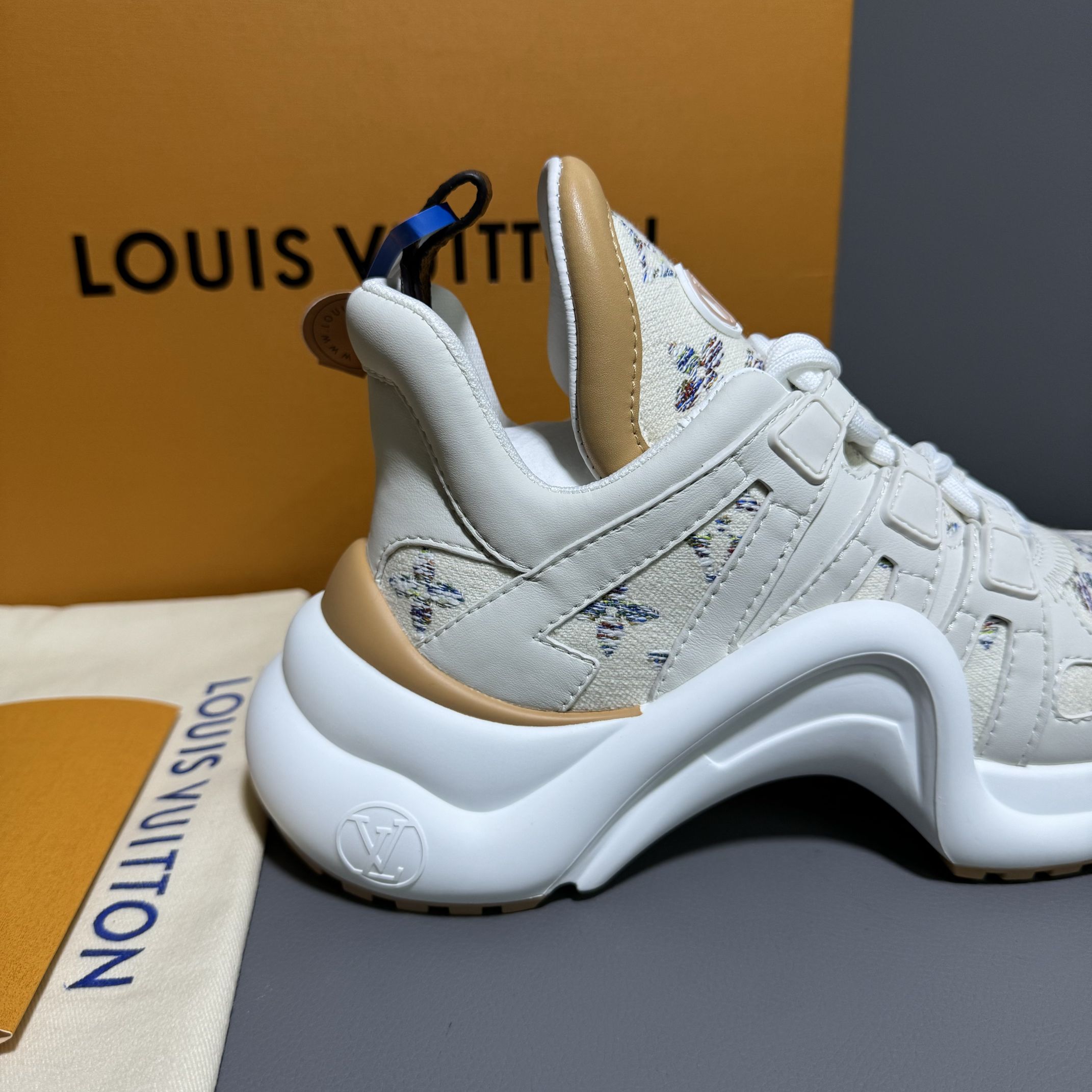 Bagsaaa LV Archlight Sneaker White Tweed