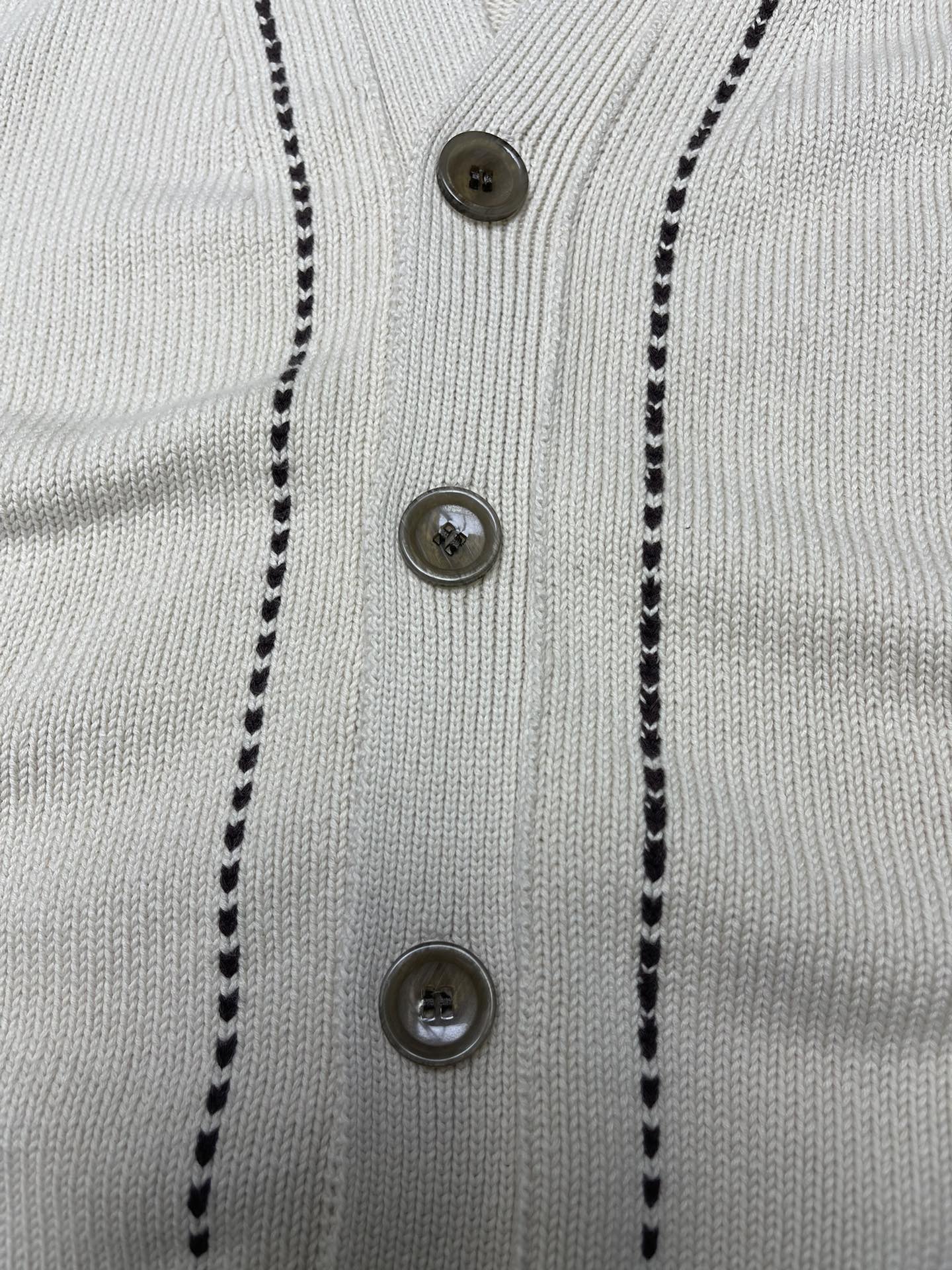 Bagsaaa LV Signature Light Cardigan Beige