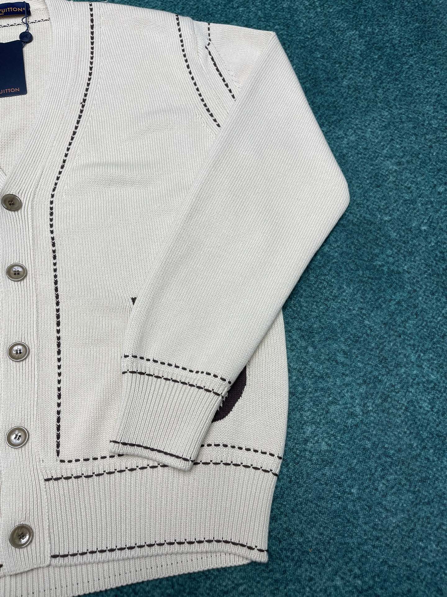 Bagsaaa LV Signature Light Cardigan Beige