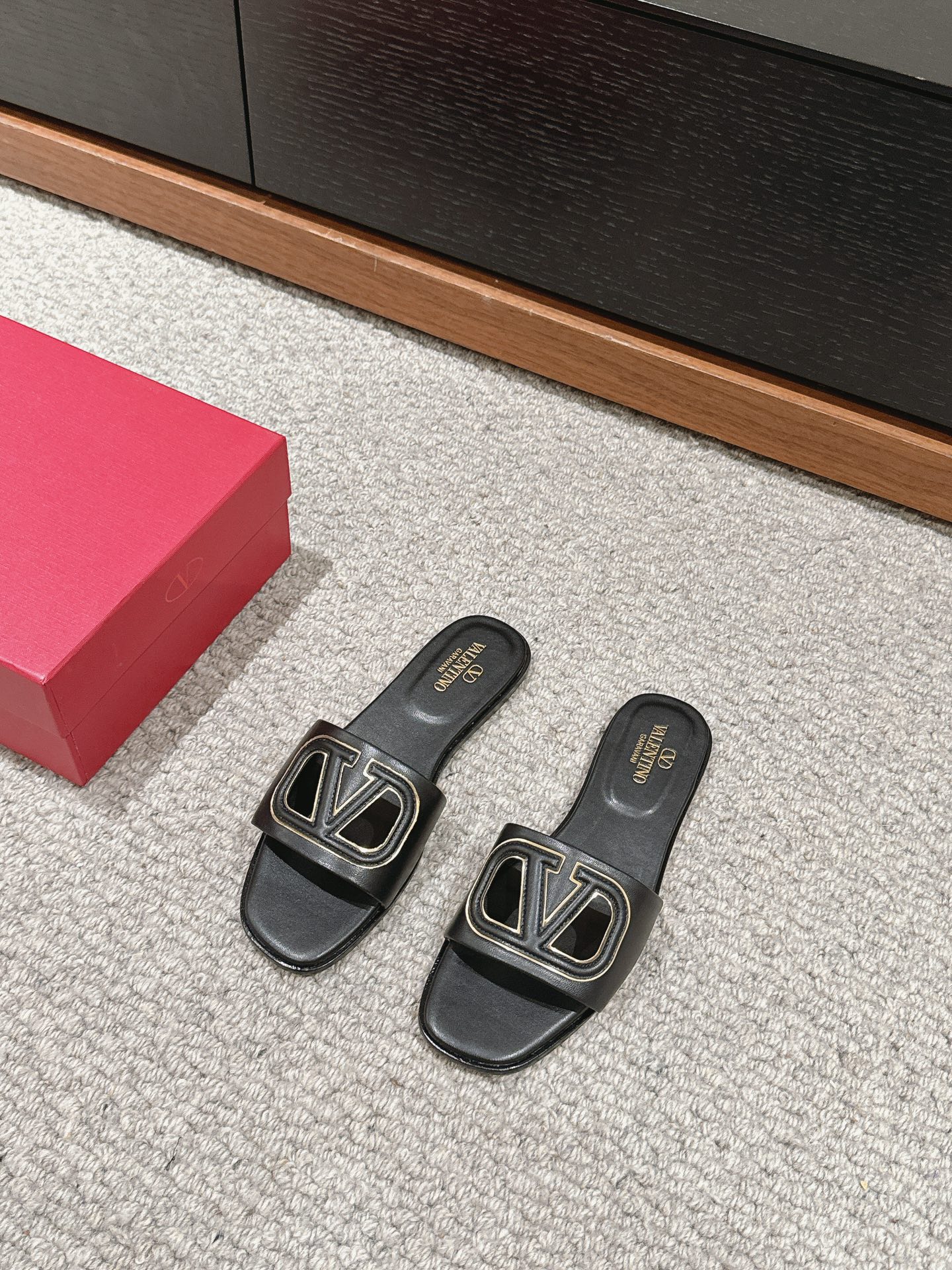 Bagsaaa Va1e*ntin0 Vlogo Cut-Out Calfskin Slide Sandal Black