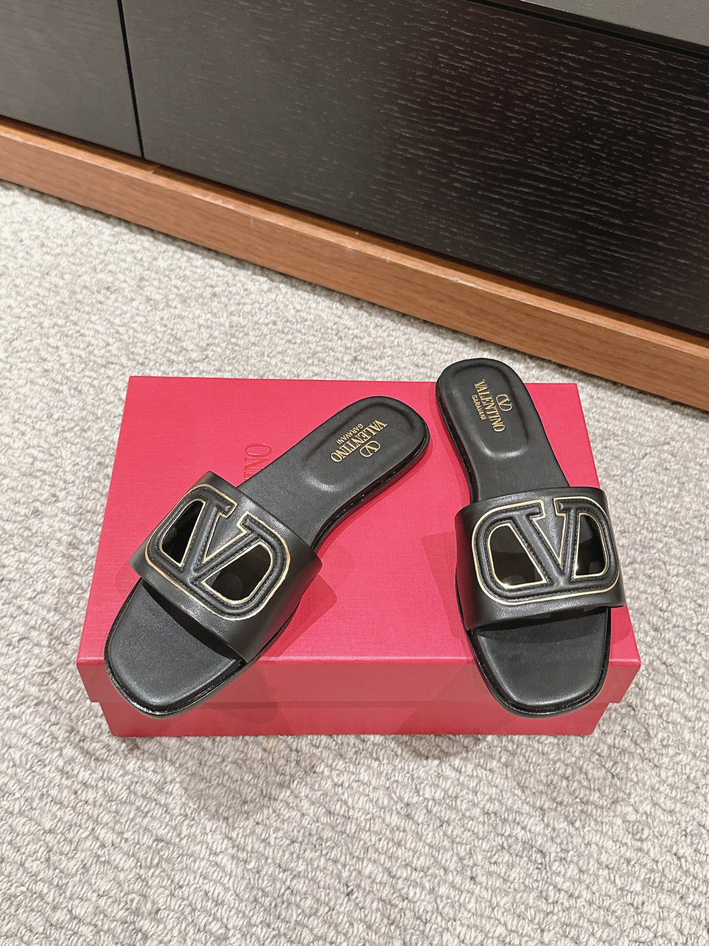 Bagsaaa Va1e*ntin0 Vlogo Cut-Out Calfskin Slide Sandal Black