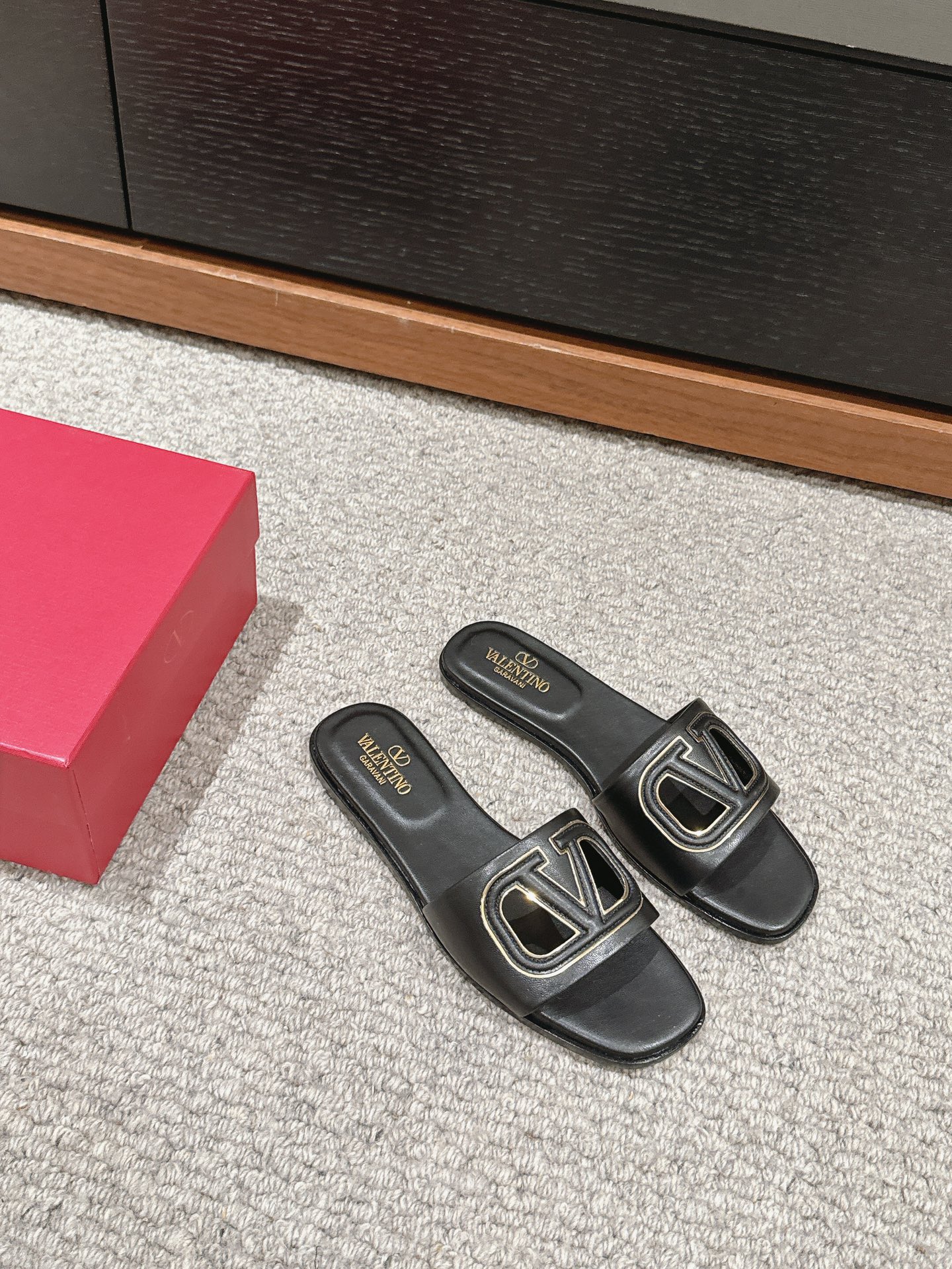 Bagsaaa Va1e*ntin0 Vlogo Cut-Out Calfskin Slide Sandal Black
