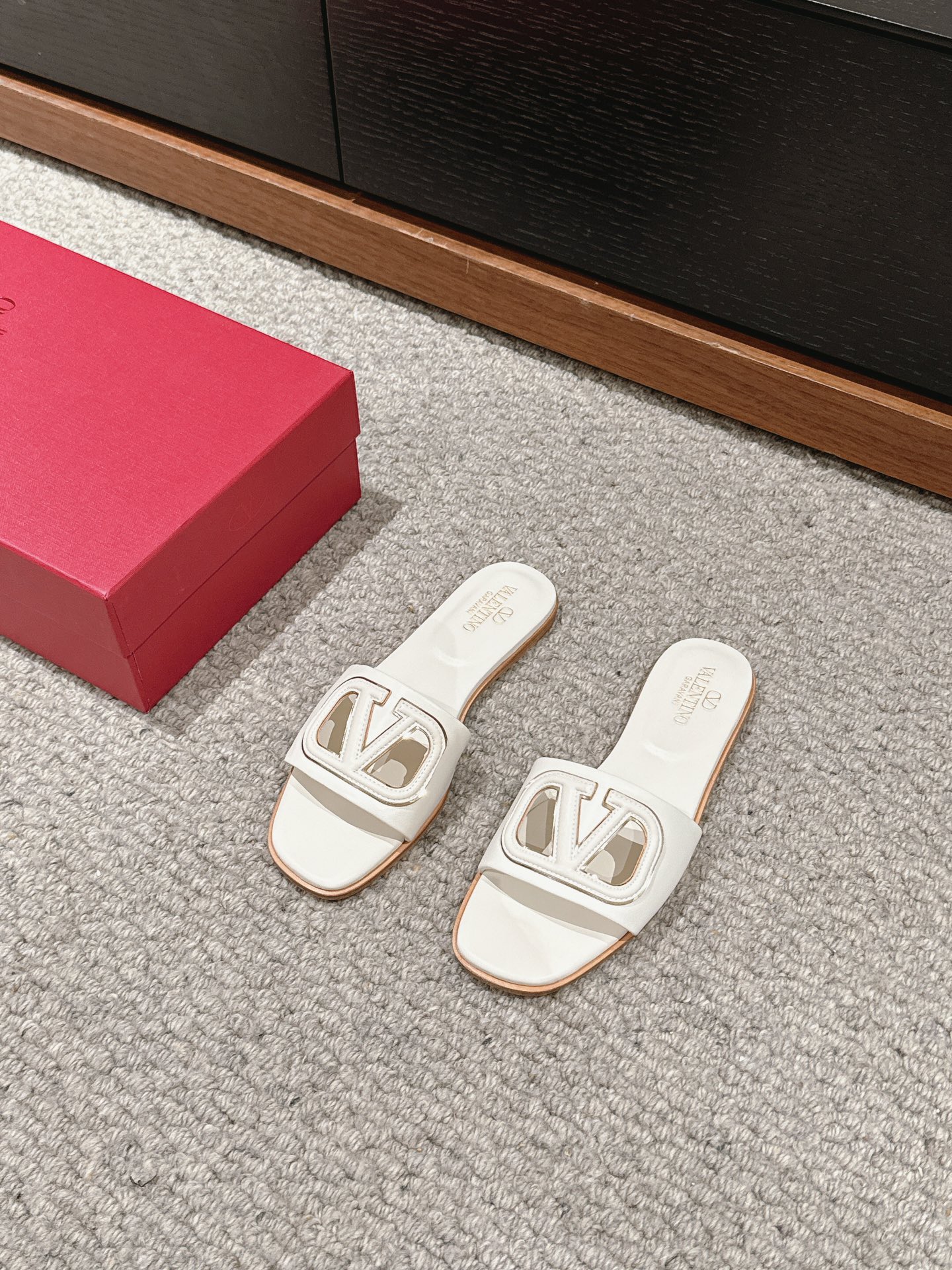 Bagsaaa Va1e*ntin0 Vlogo Cut-Out Calfskin Slide Sandal White