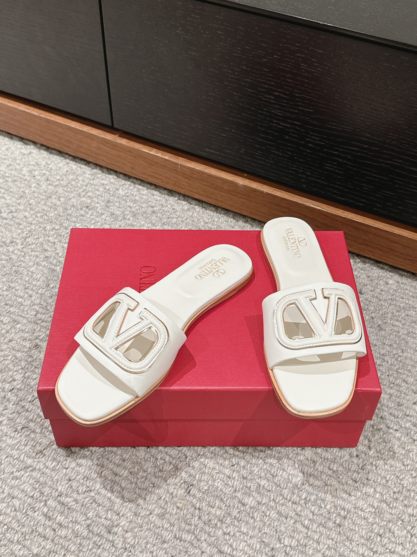 Bagsaaa Va1e*ntin0 Vlogo Cut-Out Calfskin Slide Sandal White
