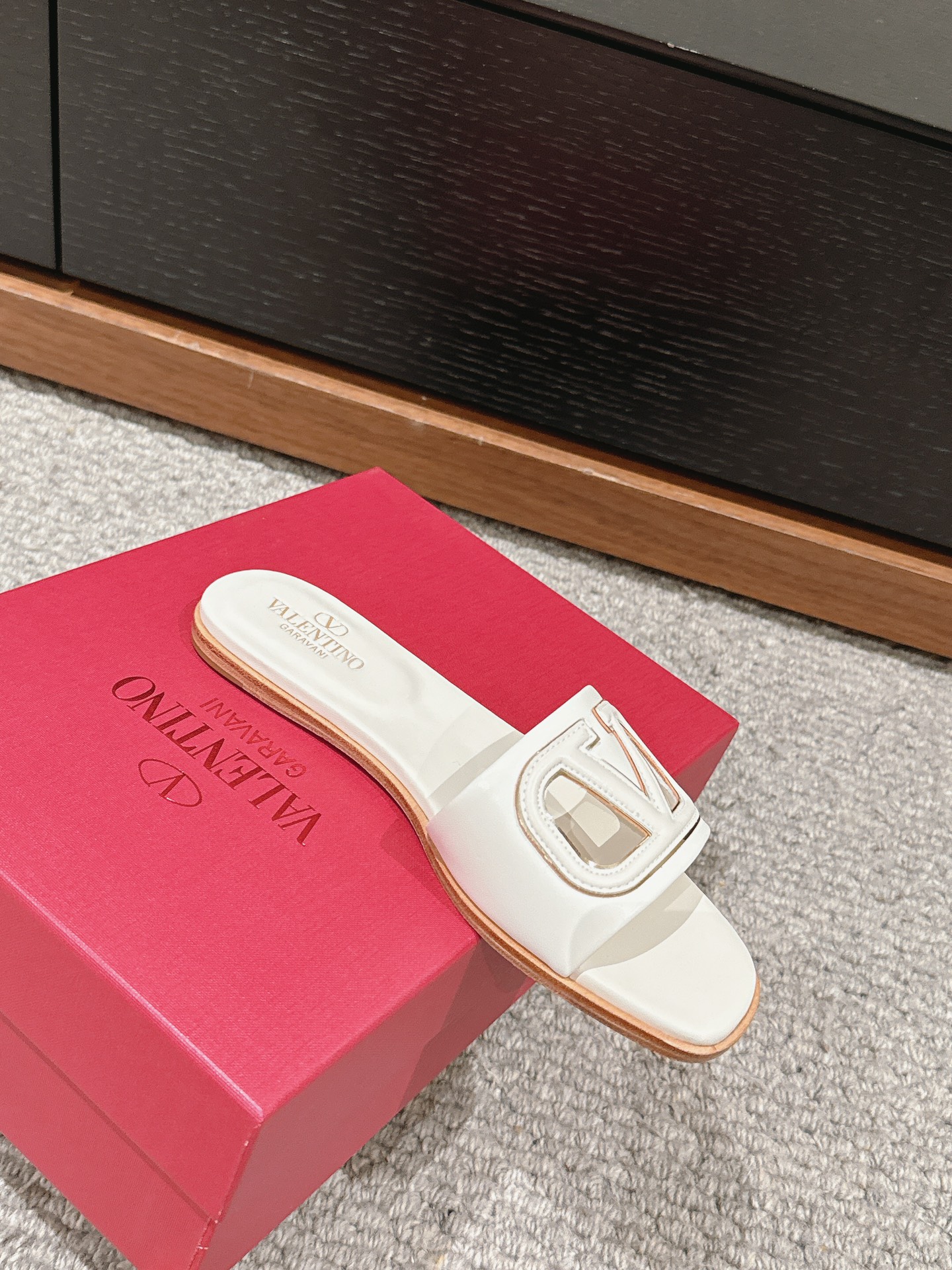 Bagsaaa Va1e*ntin0 Vlogo Cut-Out Calfskin Slide Sandal White