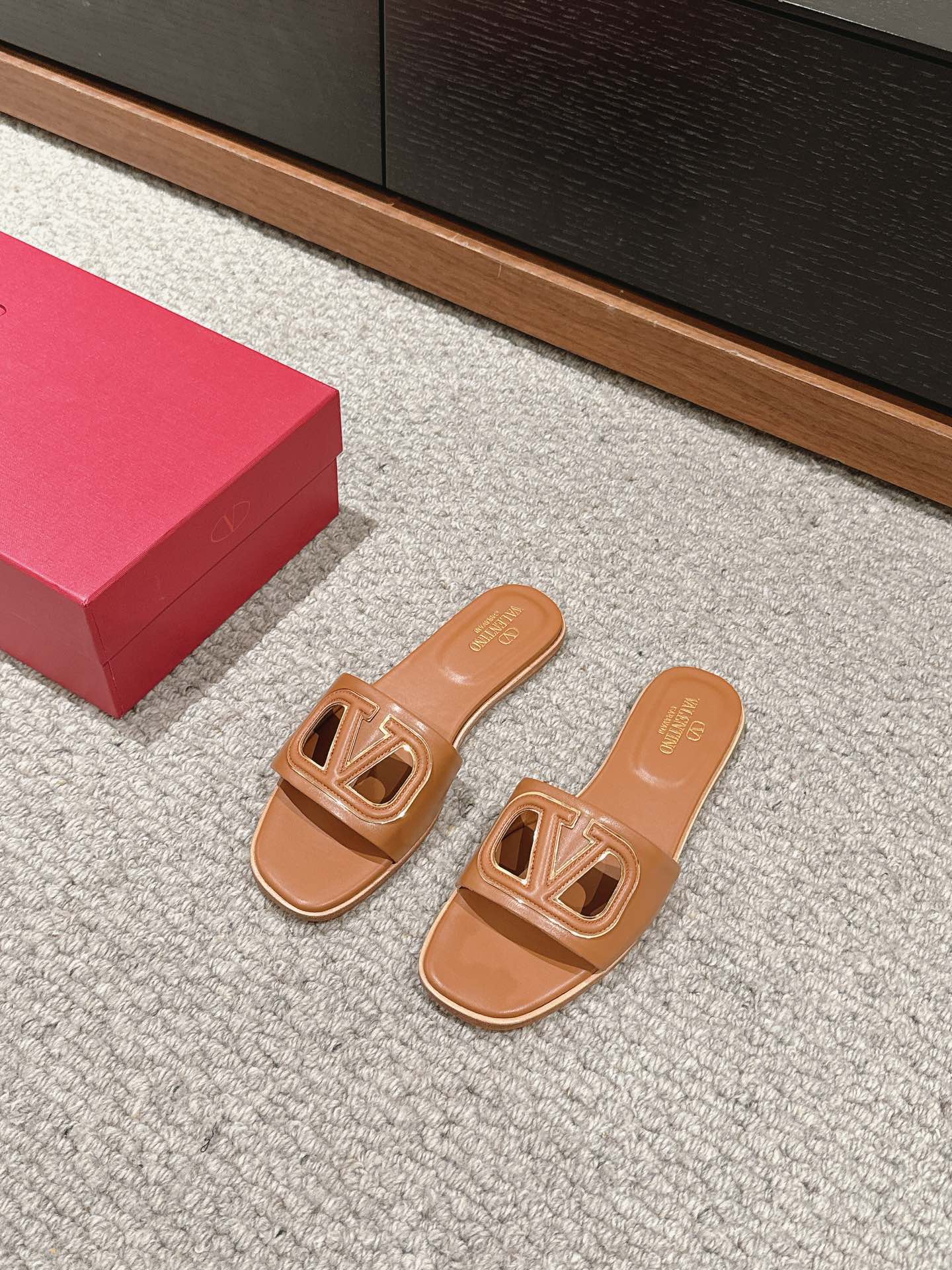 Bagsaaa Va1e*ntin0 Vlogo Cut-Out Calfskin Slide Sandal Brown