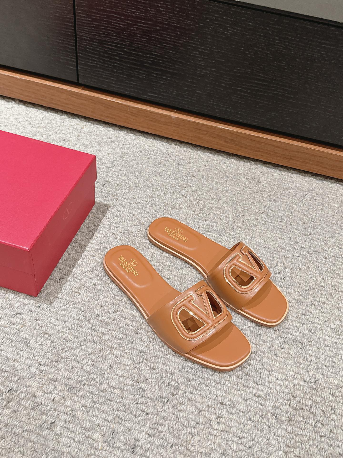 Bagsaaa Va1e*ntin0 Vlogo Cut-Out Calfskin Slide Sandal Brown