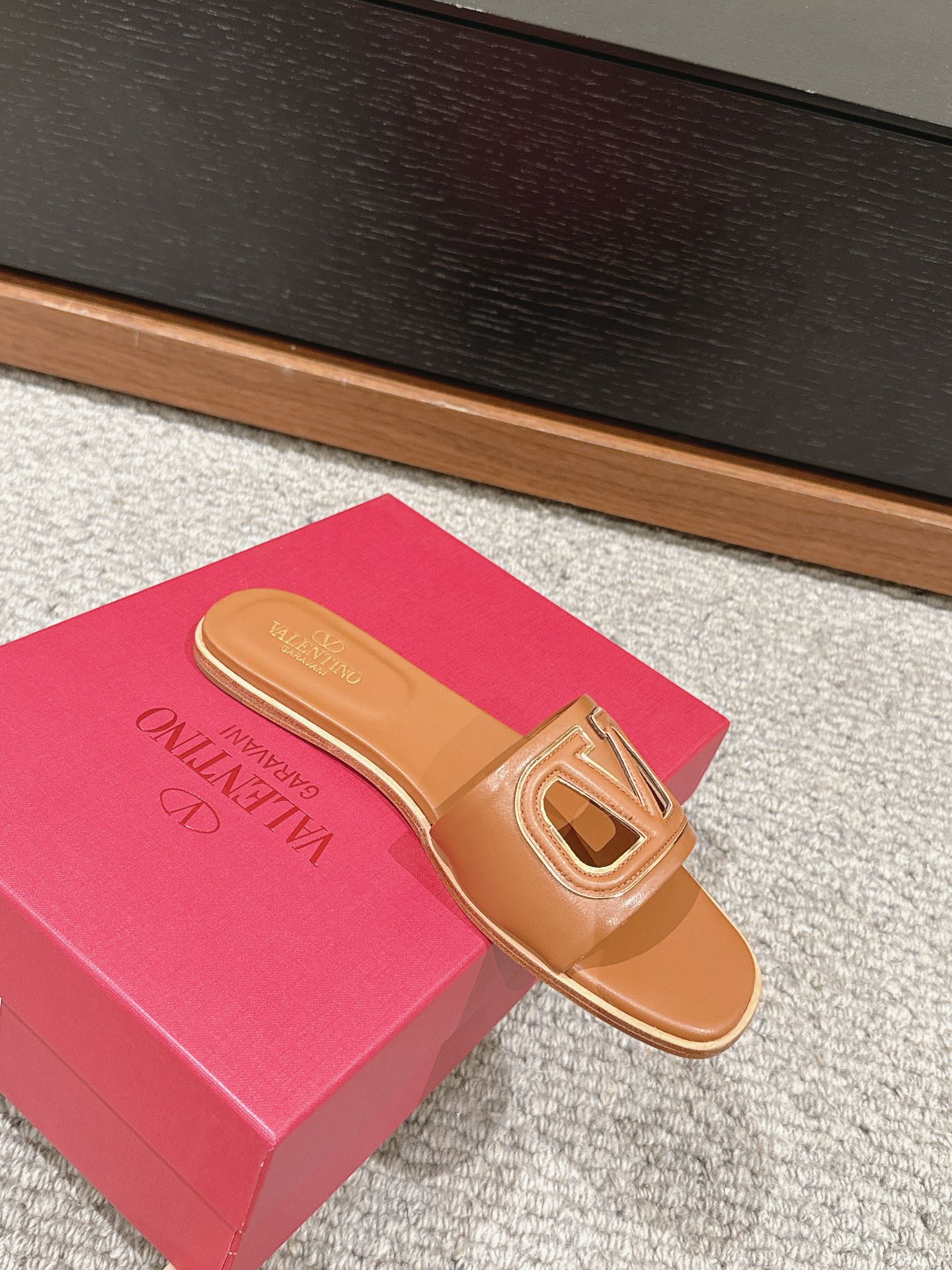 Bagsaaa Va1e*ntin0 Vlogo Cut-Out Calfskin Slide Sandal Brown