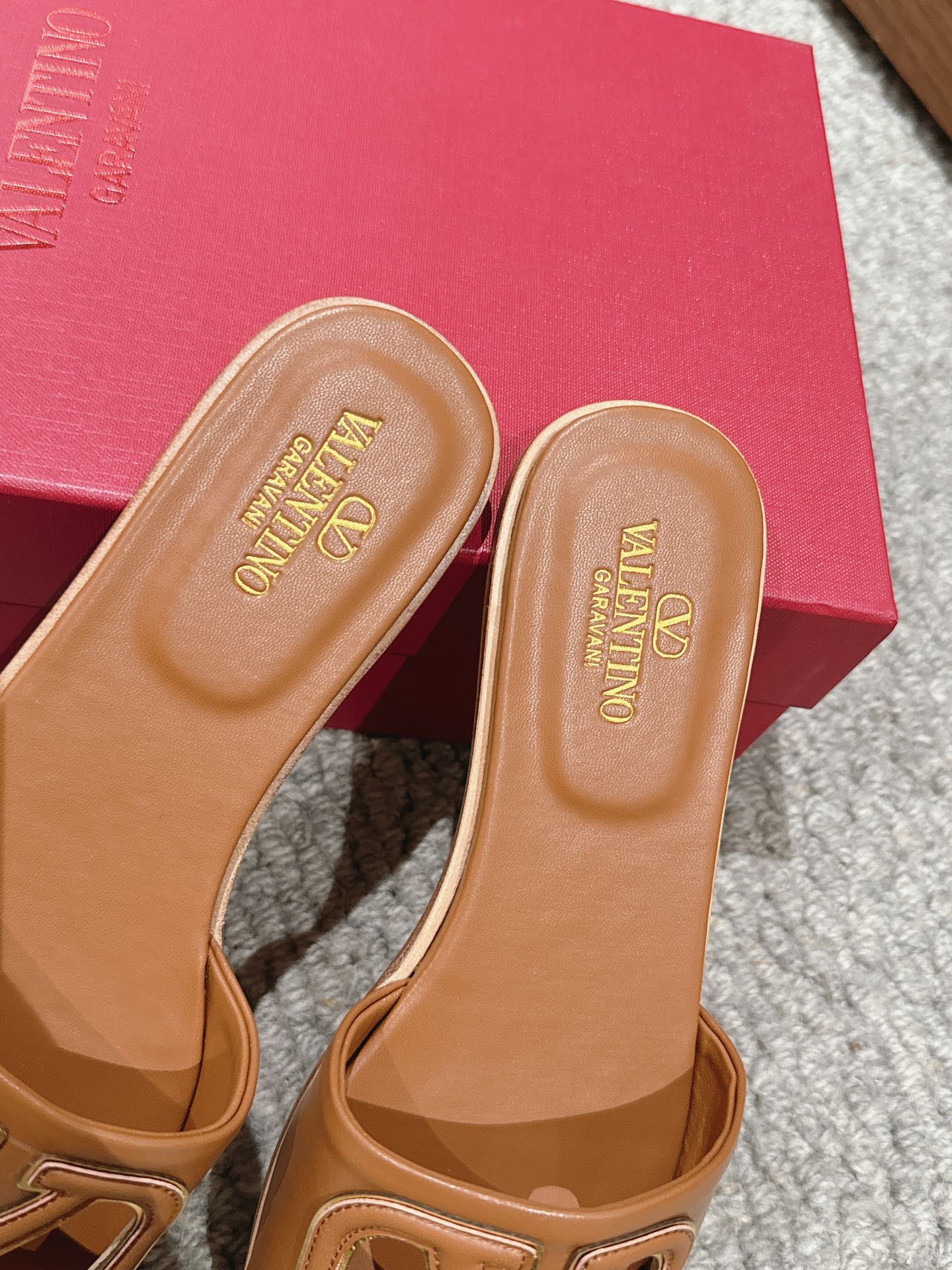 Bagsaaa Va1e*ntin0 Vlogo Cut-Out Calfskin Slide Sandal Brown