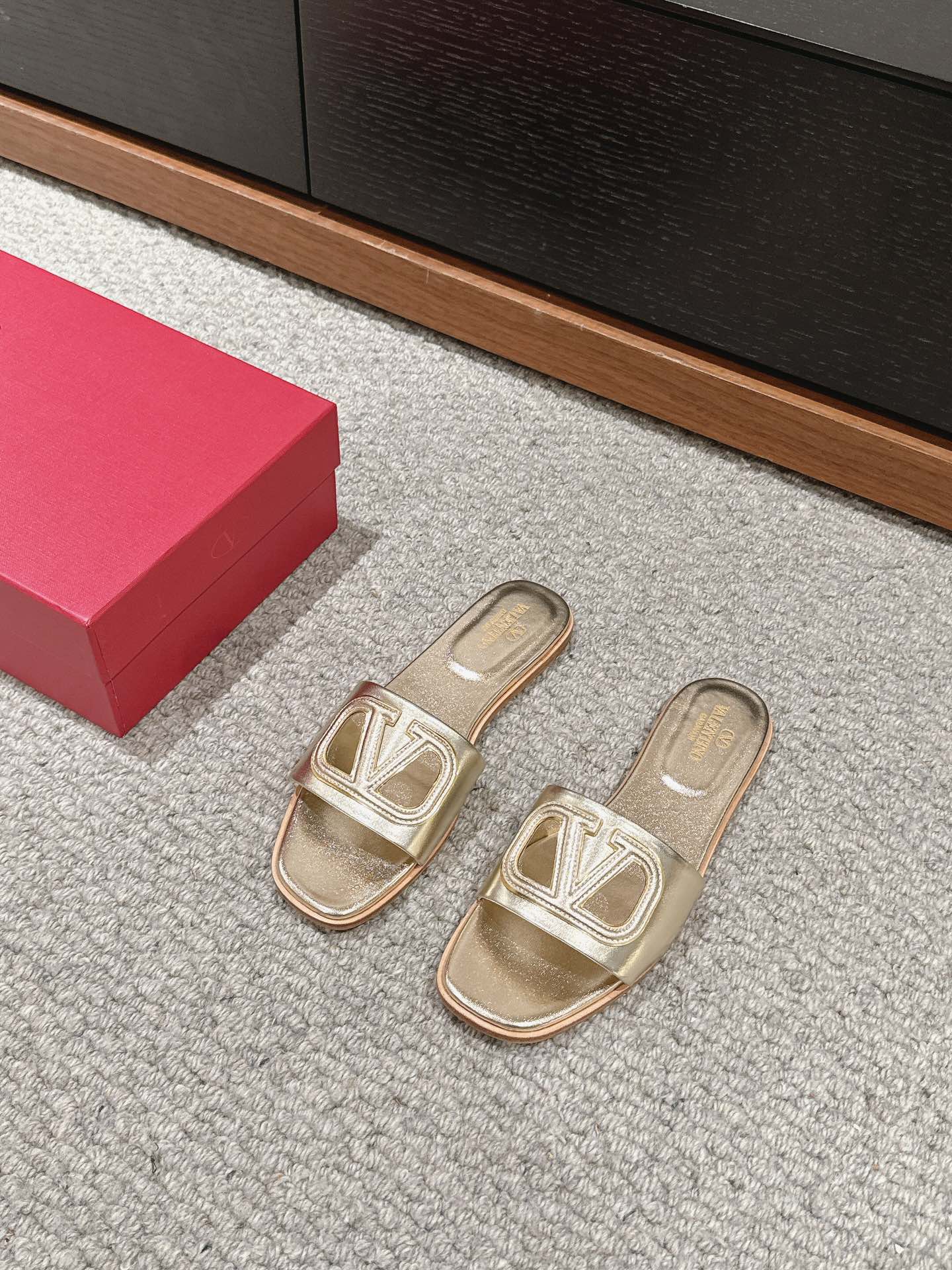 Bagsaaa Va1e*ntin0 Vlogo Cut-Out Laminated Nappa Leather Slide Sandal