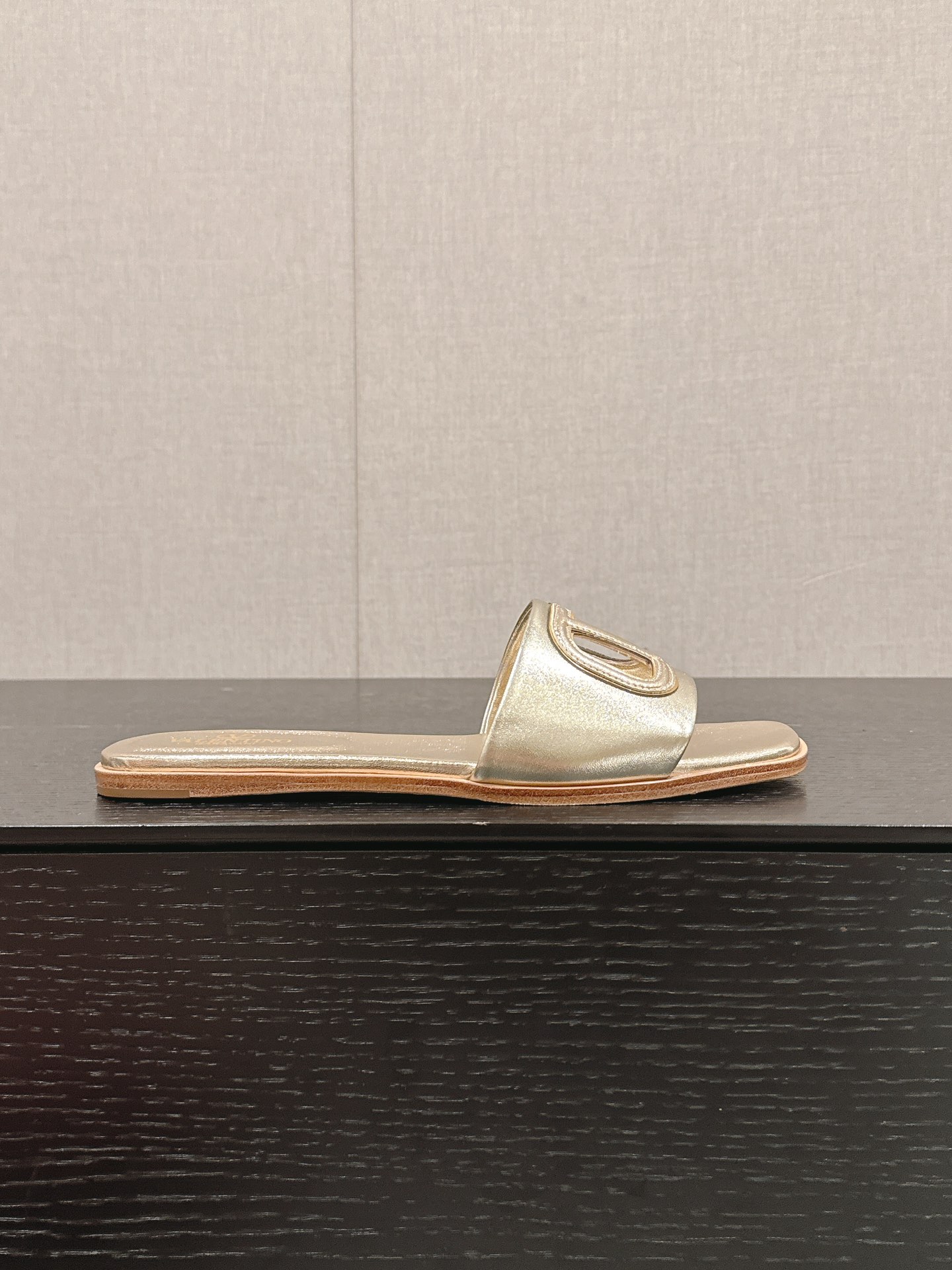 Bagsaaa Va1e*ntin0 Vlogo Cut-Out Laminated Nappa Leather Slide Sandal