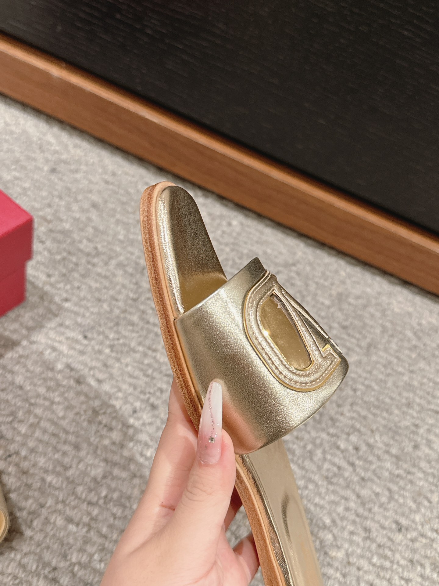 Bagsaaa Va1e*ntin0 Vlogo Cut-Out Laminated Nappa Leather Slide Sandal