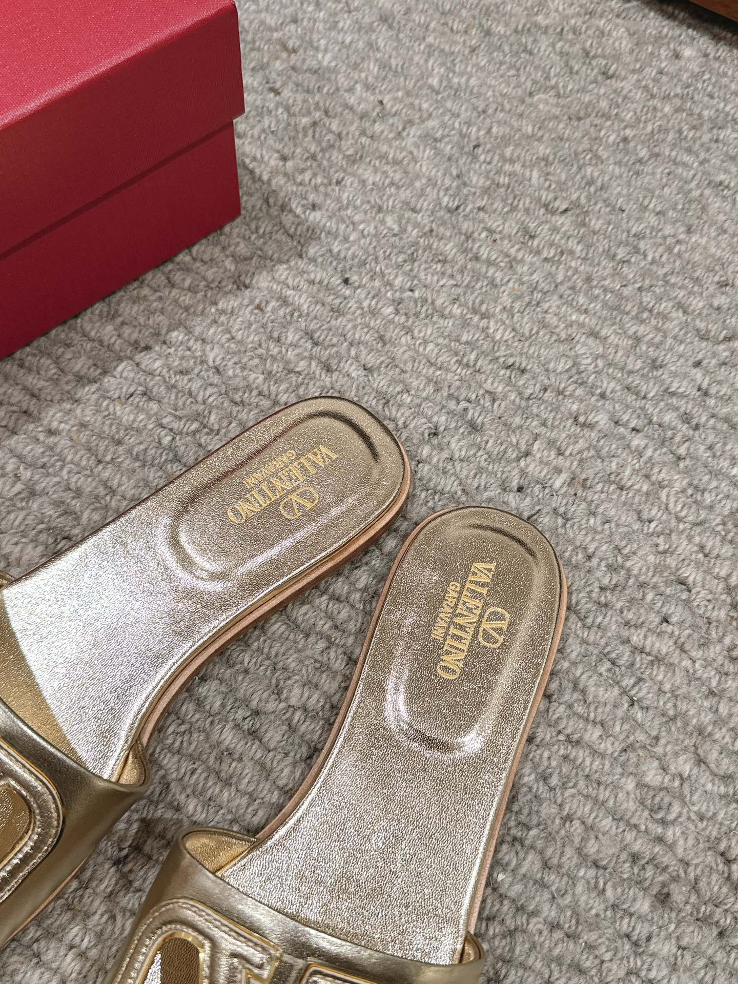 Bagsaaa Va1e*ntin0 Vlogo Cut-Out Laminated Nappa Leather Slide Sandal