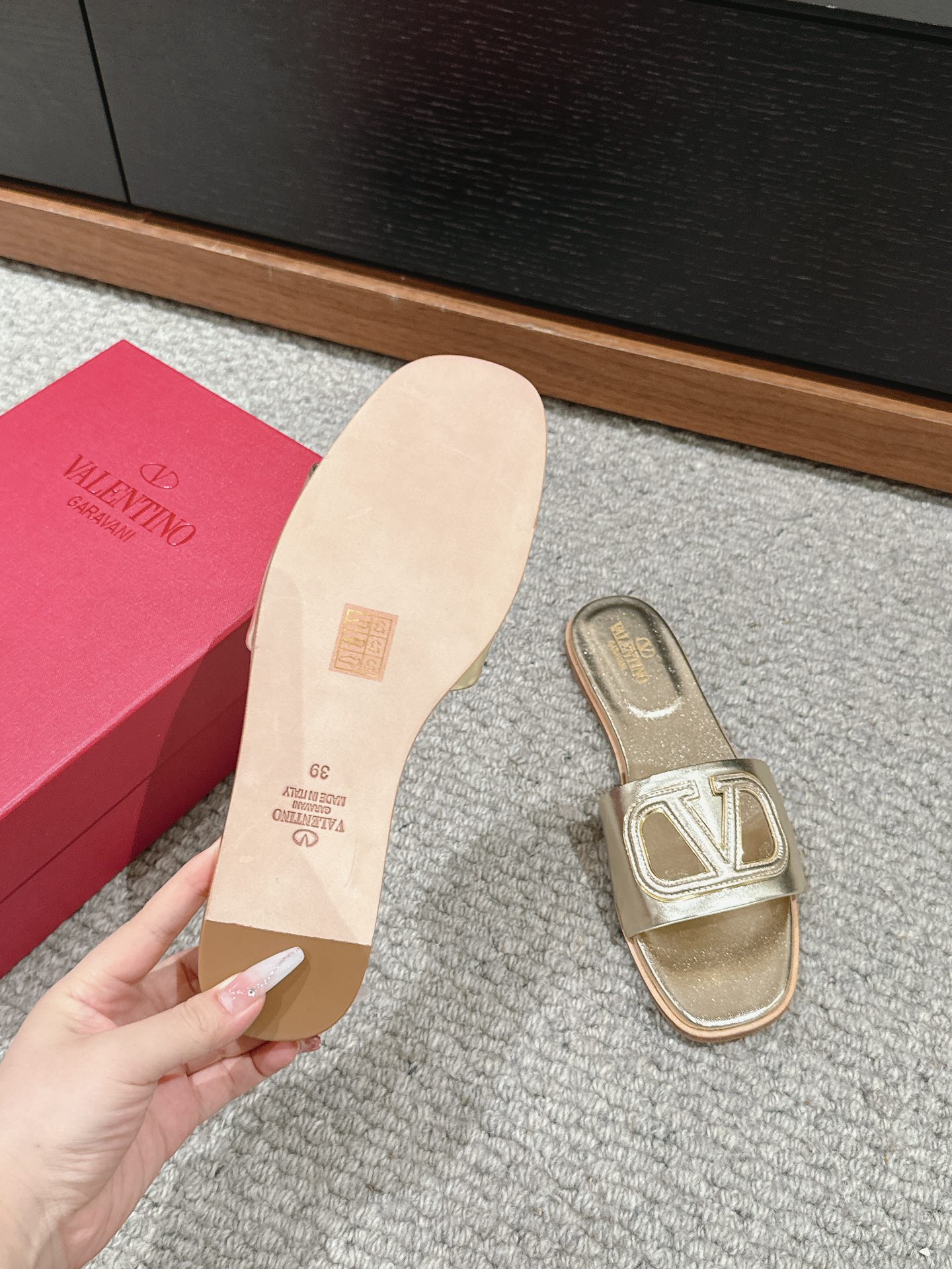 Bagsaaa Va1e*ntin0 Vlogo Cut-Out Laminated Nappa Leather Slide Sandal