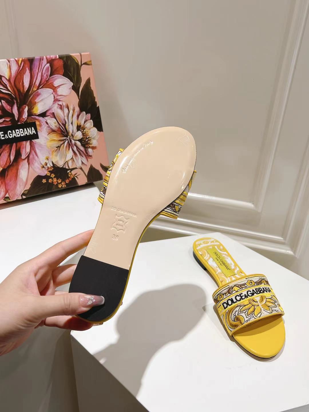 Bagsaaa D&G Sliders With Embroidered Majolica Pattern