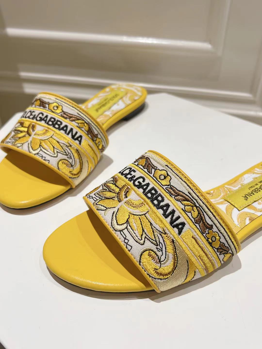Bagsaaa D&G Sliders With Embroidered Majolica Pattern