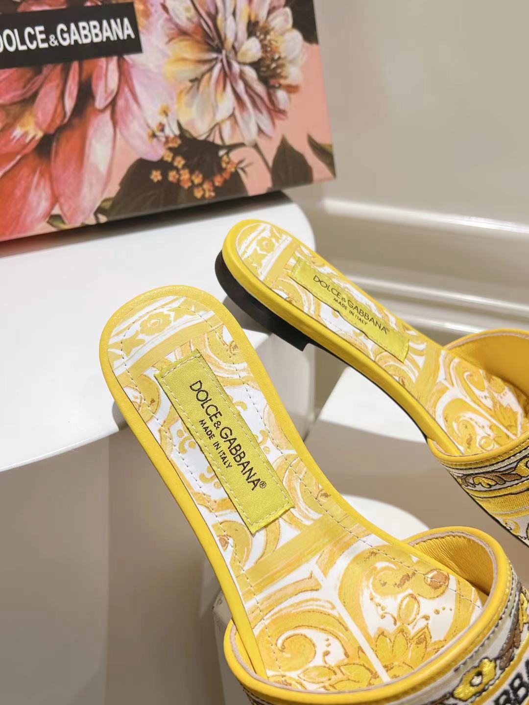 Bagsaaa D&G Sliders With Embroidered Majolica Pattern