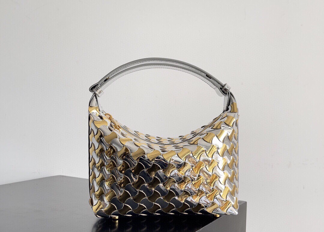 Bagsaaa B0tt*ga Ven*ta Mini Hop Bag In Metallic - 20x13x9.5 cm