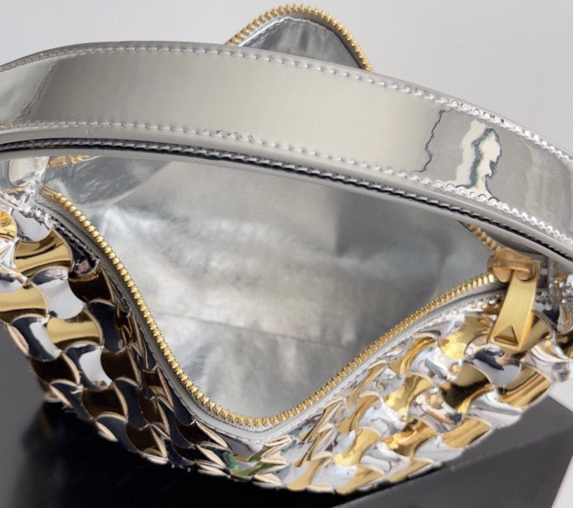 Bagsaaa B0tt*ga Ven*ta Mini Hop Bag In Metallic - 20x13x9.5 cm