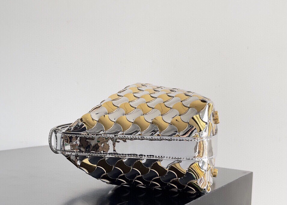 Bagsaaa B0tt*ga Ven*ta Mini Hop Bag In Metallic - 20x13x9.5 cm
