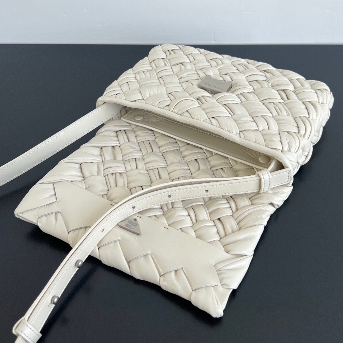 Bagsaaa B0tt*ga Ven*ta Small Rumple Messenger White - 21x14x5cm
