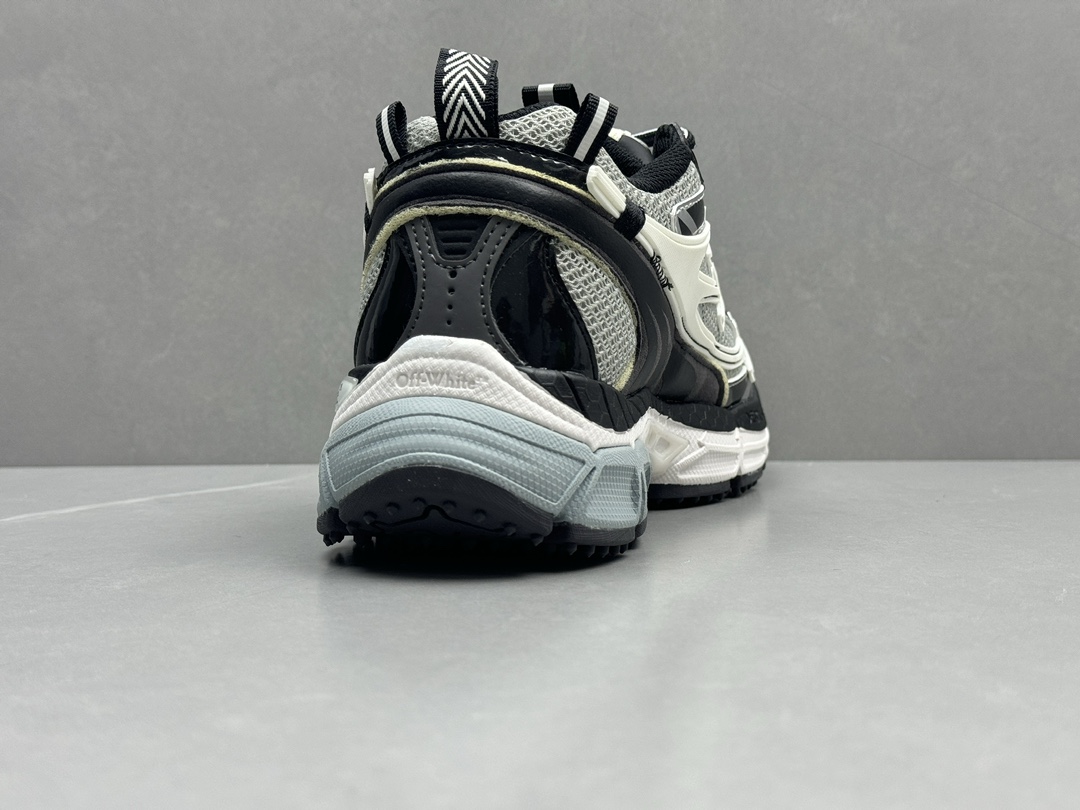 Bagsaaa Off White Black Sneaker