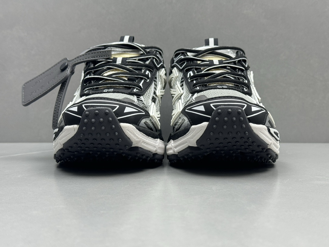 Bagsaaa Off White Black Sneaker