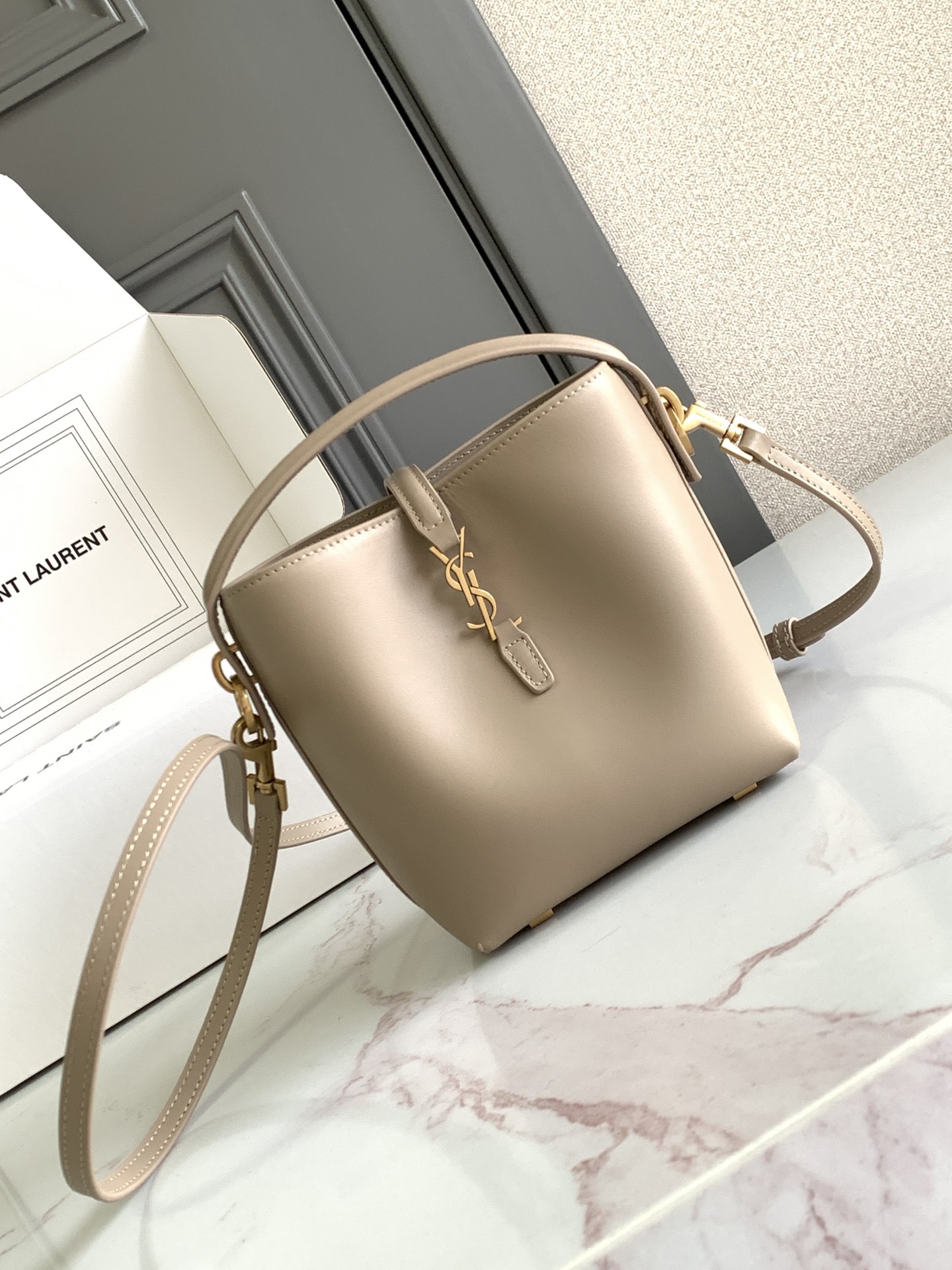 Bagsaaa Y51 Le 37 Mini In Shiny Leather 765870 Beige - 15 X 13 X 6 CM