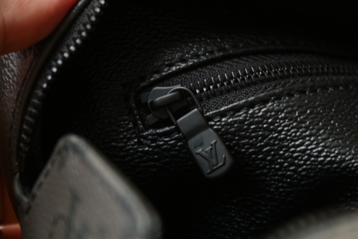 Bagsaaa LV M11482 Dopp Kit - 28 x 15 x 16.5 cm