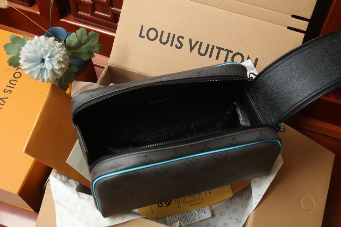 Bagsaaa LV M11482 Dopp Kit - 28 x 15 x 16.5 cm