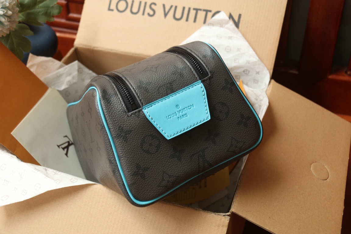 Bagsaaa LV M11482 Dopp Kit - 28 x 15 x 16.5 cm