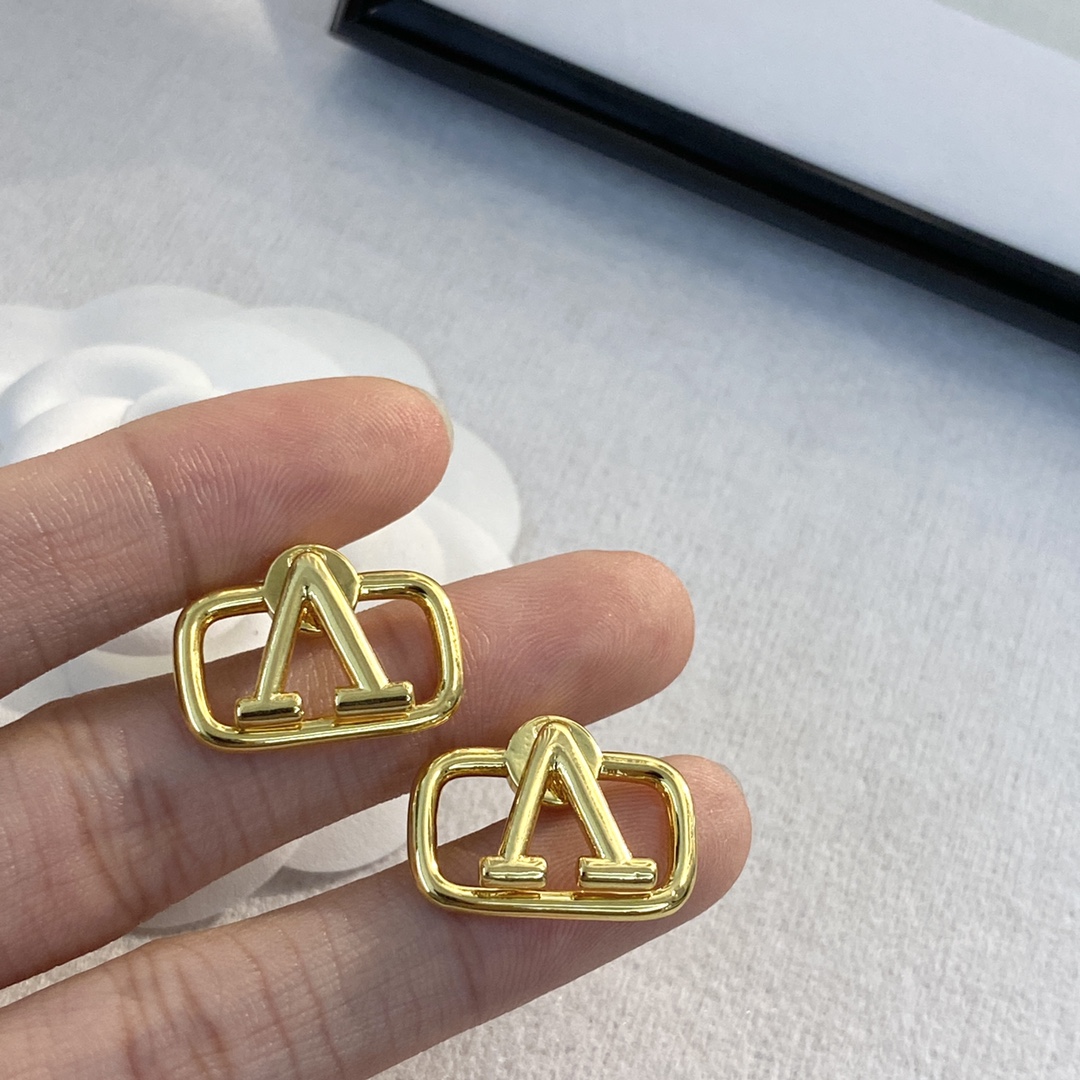 Bagsaaa Va1e*ntin0 Earrings 01