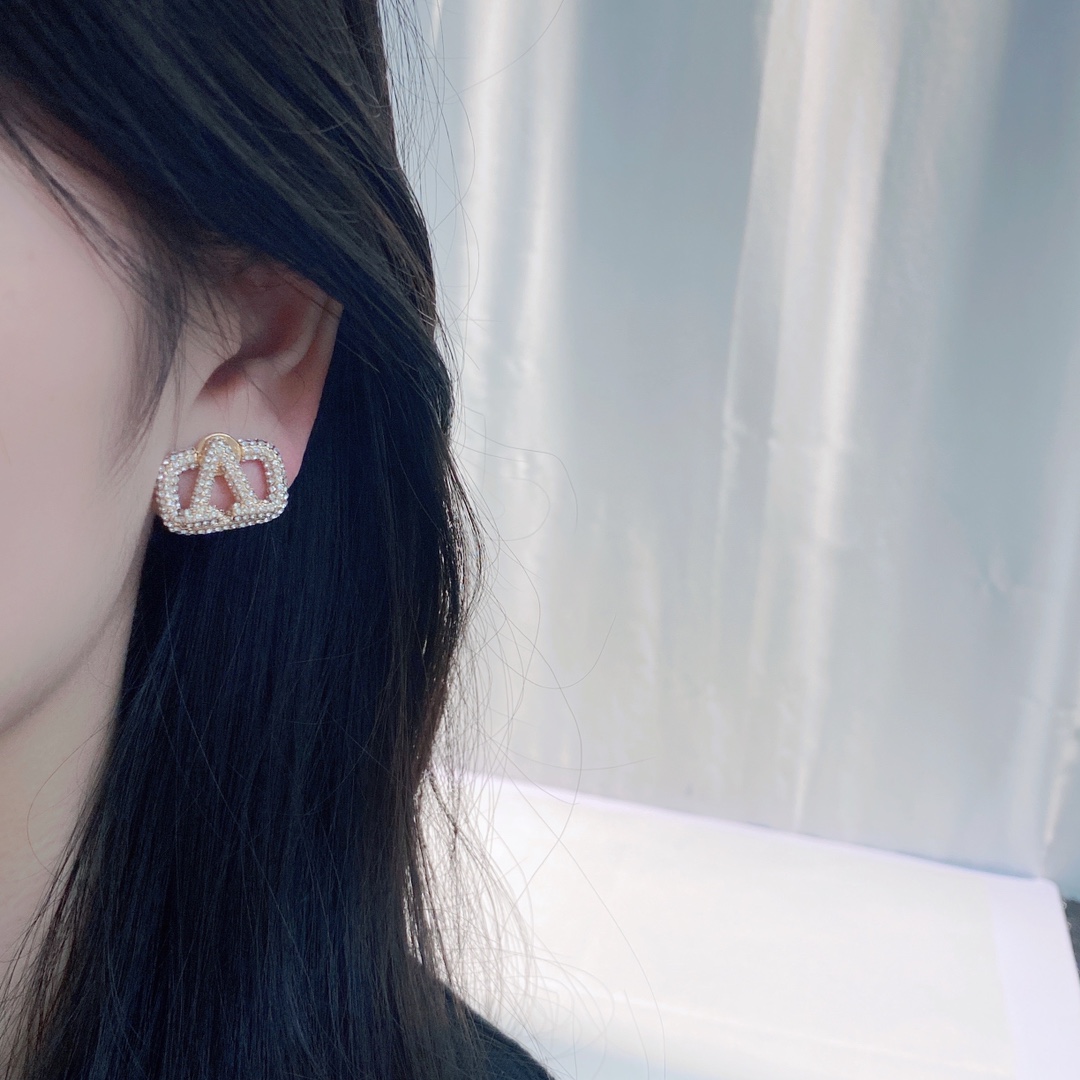 Bagsaaa Va1e*ntin0 Earrings 02