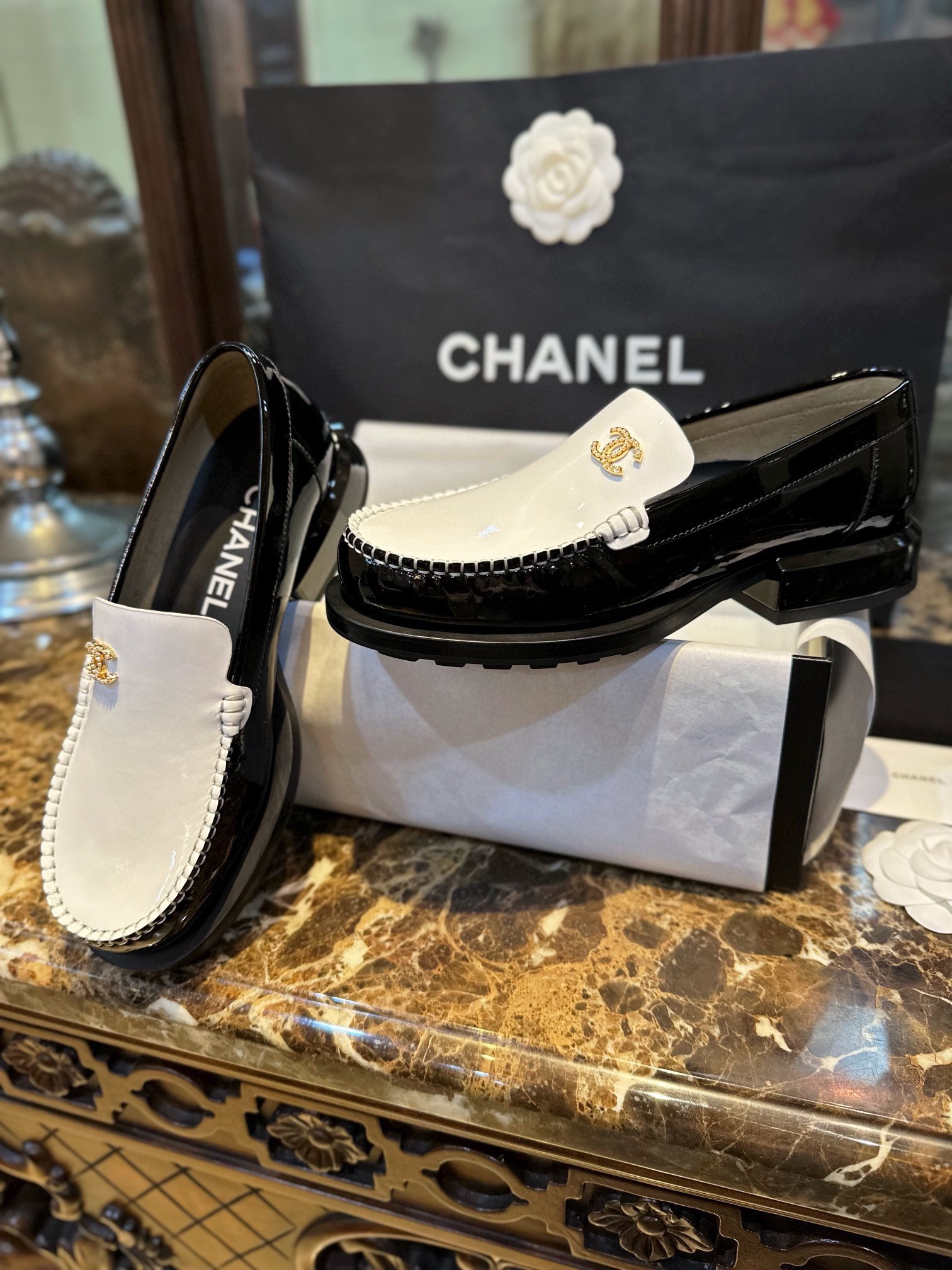 Bagsaaa Ch**el Loafers Black & White