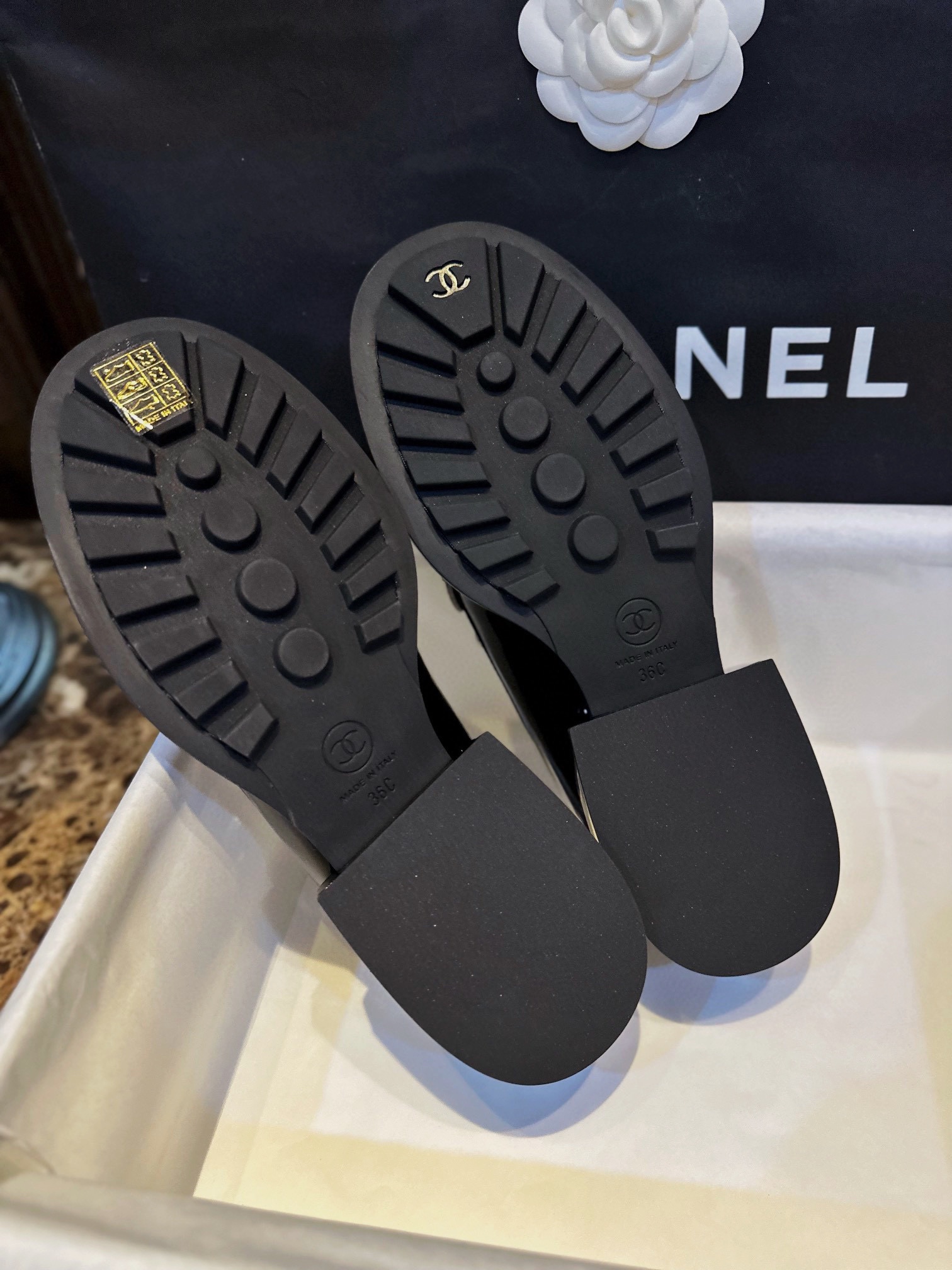 Bagsaaa Ch**el Loafers Black & White